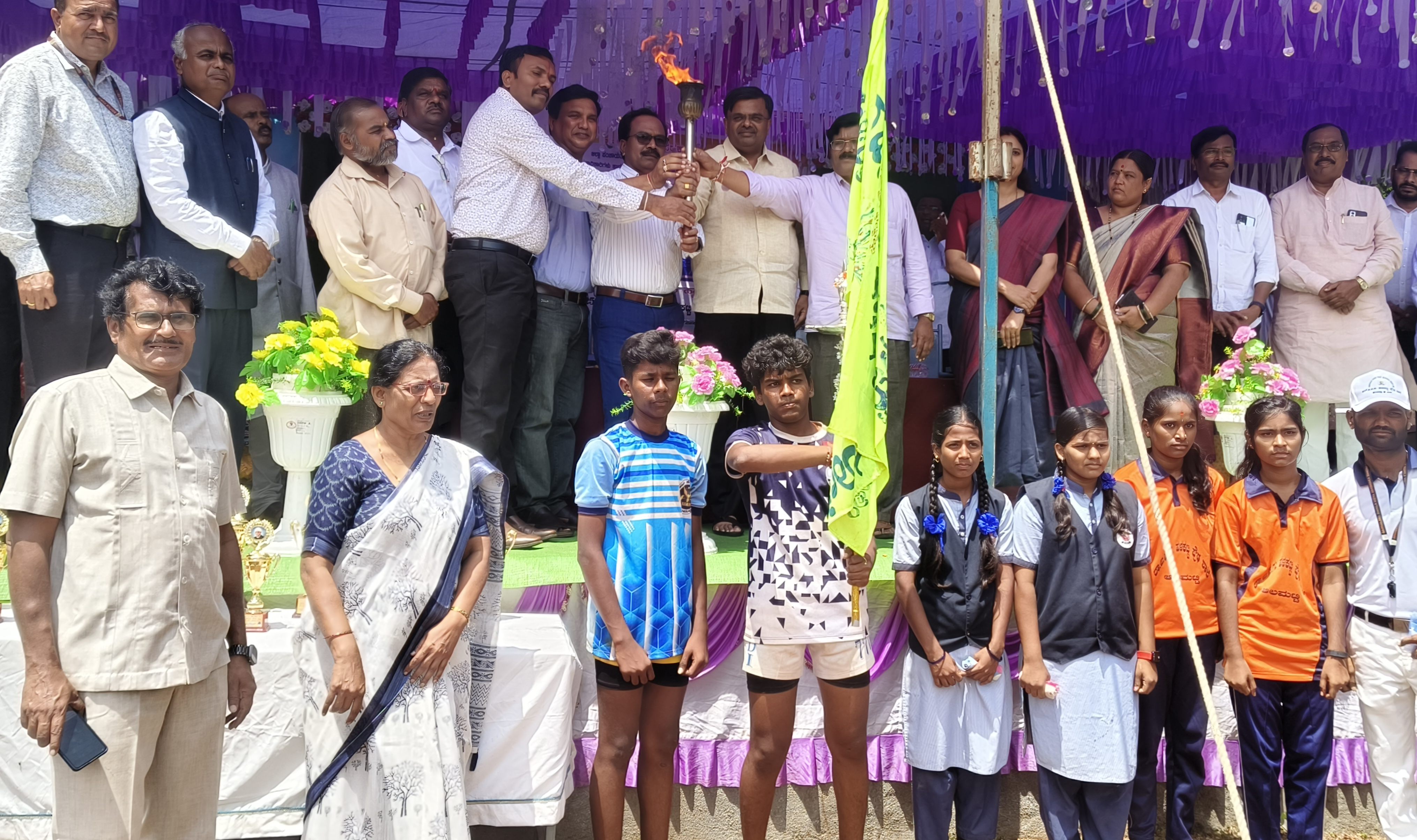 ಆಲಮಟ್ಟಿಯಲ್ಲಿ ಸೋಮವಾರ ಜರುಗಿದ ನಿಡಗುಂದಿ ವಲಯ ಮಟ್ಟದ ಕ್ರೀಡಾಕೂಟದಲ್ಲಿ ಕ್ರೀಡಾಪಟುಗಳು ತಂದ ಕ್ರೀಡಾ ಜ್ಯೋತಿಯ‌ನ್ನು ಅತಿಥಿಗಳು ಸ್ವೀಕರಿಸಿದರು