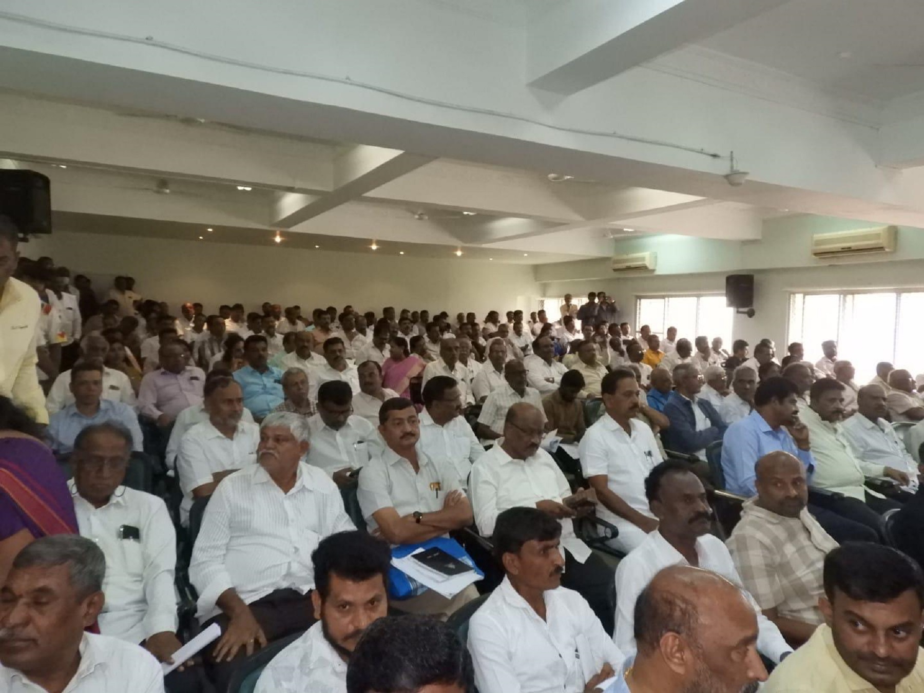 ಕಾರ್ಯಕ್ರಮದಲ್ಲಿ ಕಿಕ್ಕಿರಿದು ಜನರು ಸೇರಿದ್ದರು