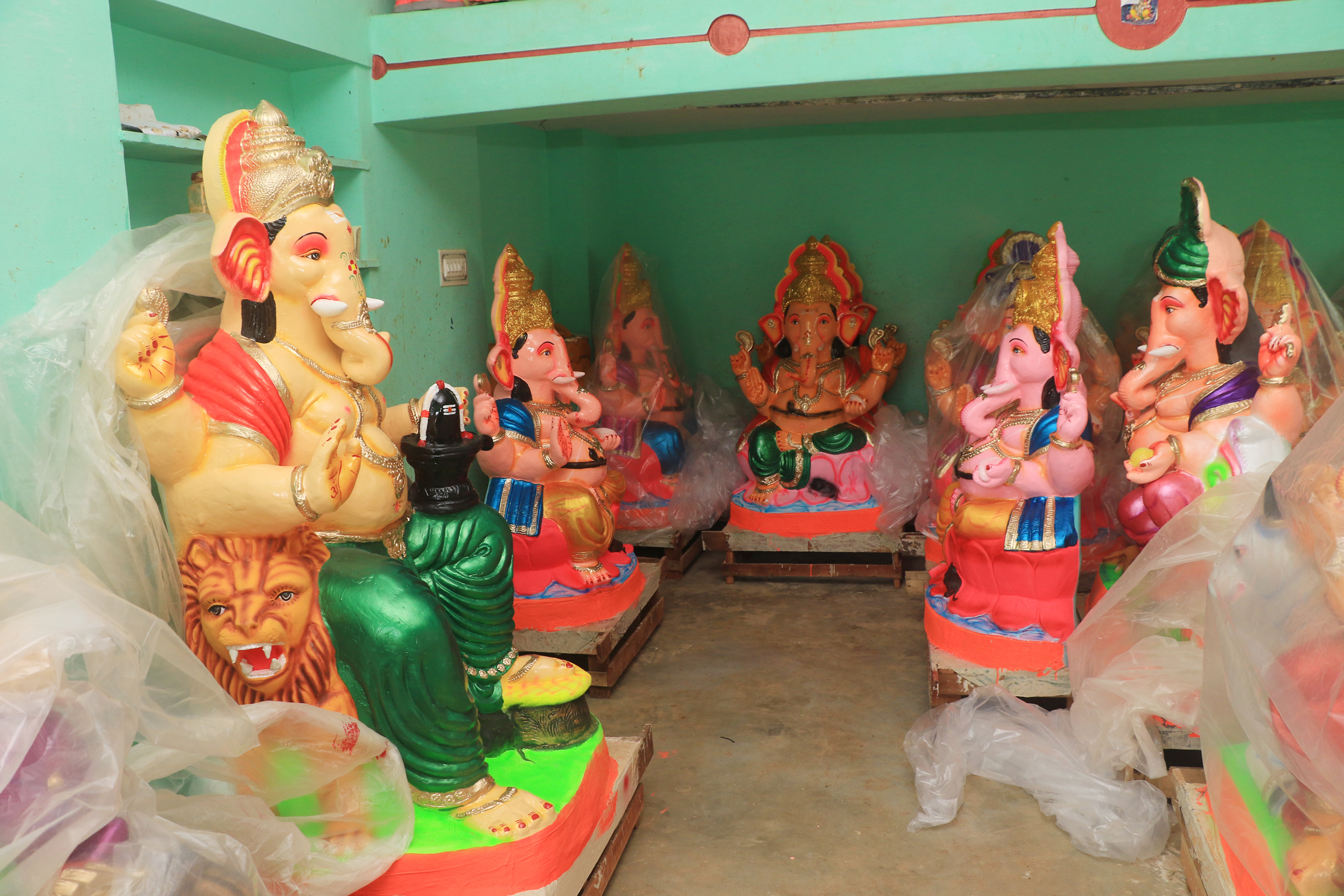 ಗೋದಾಮಿನಲ್ಲಿ ಮಾರಾಟಕ್ಕೆ ಸಿದ್ಧಗೊಂಡಿರುವ ಗಣಪತಿ ಮೂರ್ತಿಗಳು