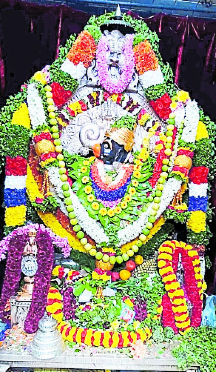 ಹೂವಿನ ಅಲಂಕಾರದಲ್ಲಿ ಕಂಗೊಳಿಸಿದ ಮುತ್ತತ್ತಿ ಆಂಜನೇಯಸ್ವಾಮಿ