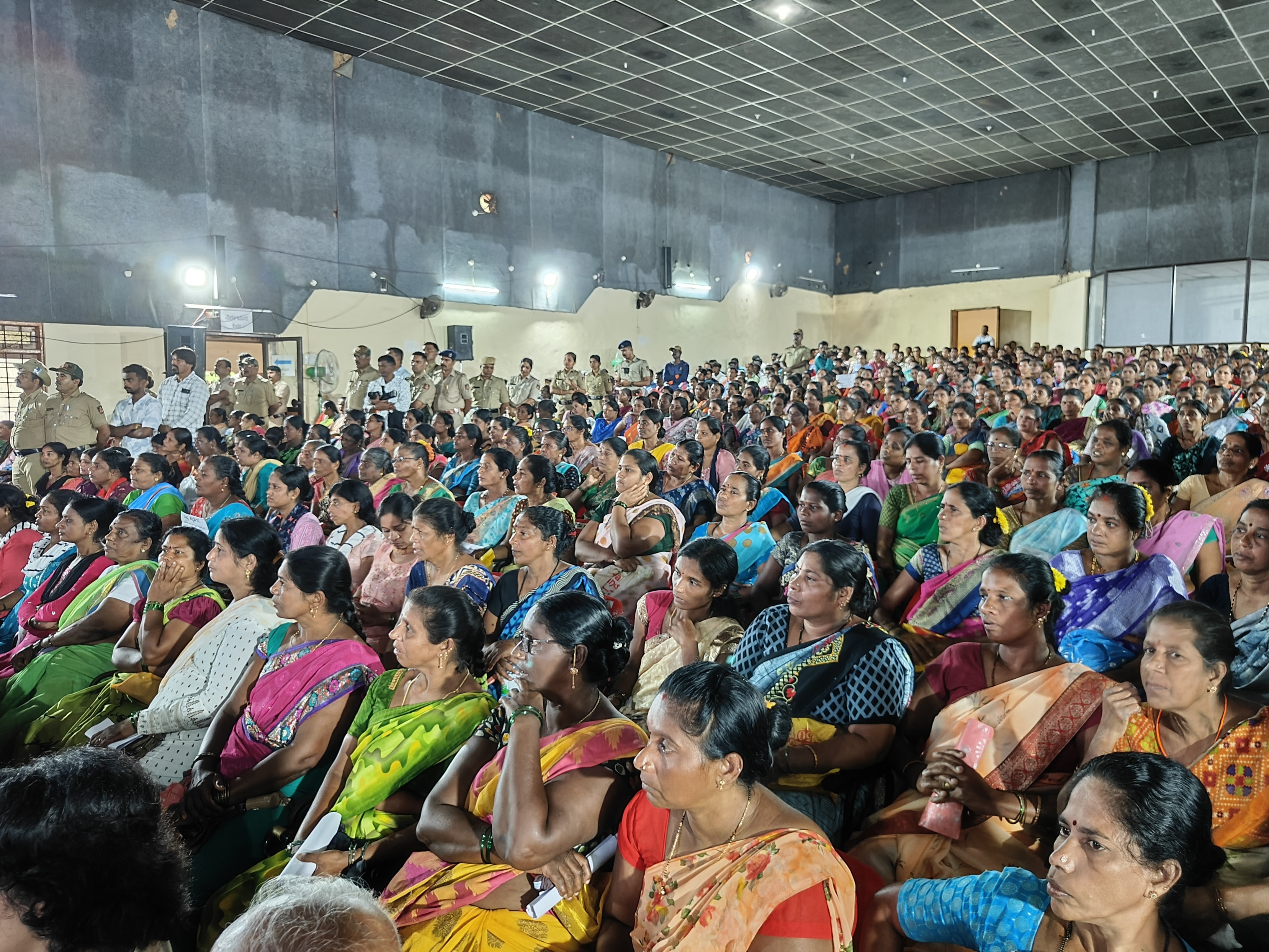 ಕೇಣಿ ಬಂದರು ಯೋಜನೆಗೆ ಸಂಬಂಧಿಸಿದಂತೆ ಅಂಕೋಲಾದ ಸತ್ಯಾಗ್ರಹ ಸ್ಮಾರಕ ಭವನದಲ್ಲಿ ನಡೆದ ಸಾರ್ವಜನಿಕ ಆಲಿಕೆ ಸಭೆಯಲ್ಲಿ ಸೇರಿದ್ದ ಜನರು.