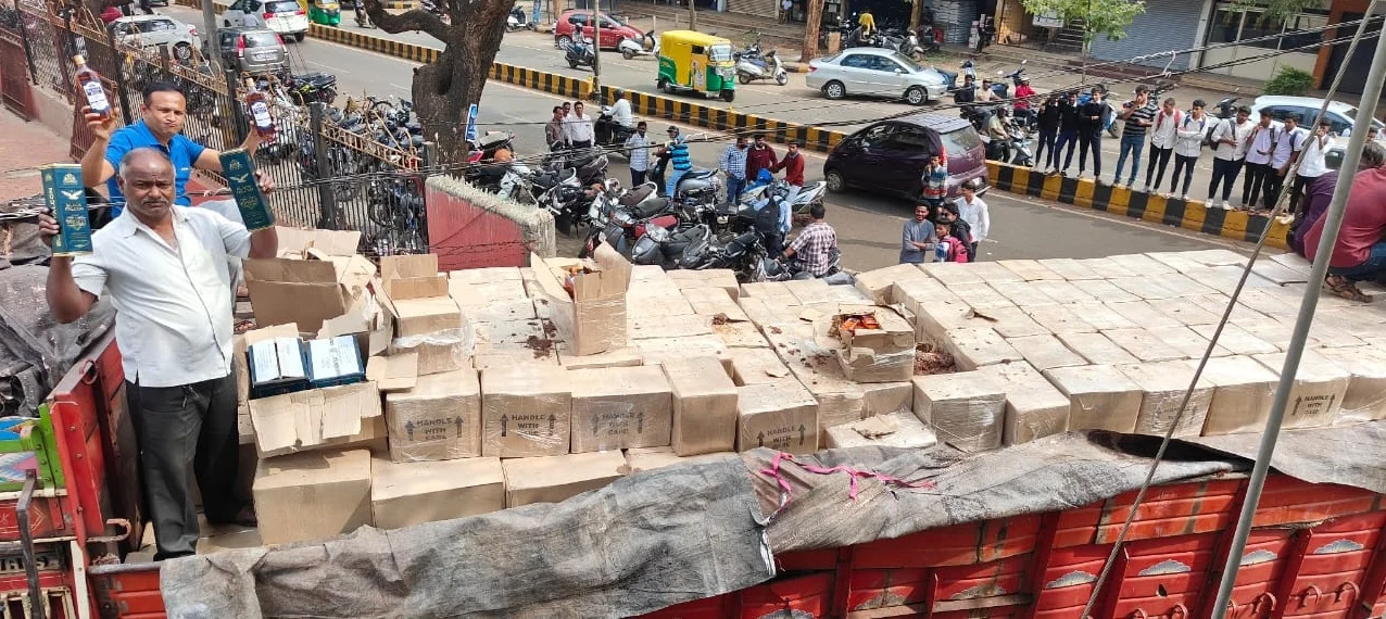 ಬೆಳಗಾವಿ ತಾಲ್ಲೂಕಿನ ಕಾಕತಿ ಬಳಿ ಲಾರಿಯೊಂದರ ‍ಪತ್ತೆಯಾದ ಅಕ್ರಮ ಸಾಗಣೆಯಾಗುತ್ತಿದ್ದ ಮದ್ಯ (ಸಂಗ್ರಹ ಚಿತ್ರ)