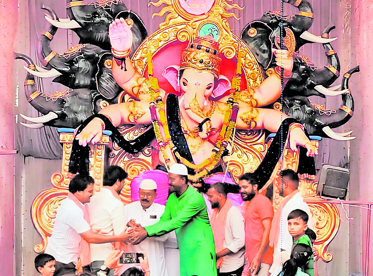 ಕೊಪ್ಪಳದಲ್ಲಿ ಕಳೆದ ವರ್ಷ ಸೆಪ್ಟೆಂಬರ್‌ನಲ್ಲಿ ಹಿಂದೂ–ಮುಸ್ಲಿಮರು ಗಣೇಶ ಮೂರ್ತಿ ಎದುರು ಈದ್‌ ಮಿಲಾದ್‌ ಹಬ್ಬದ ಶುಭಾಶಯ ವಿನಿಮಯ ಮಾಡಿಕೊಂಡರು (ಸಂಗ್ರಹ ಚಿತ್ರ)