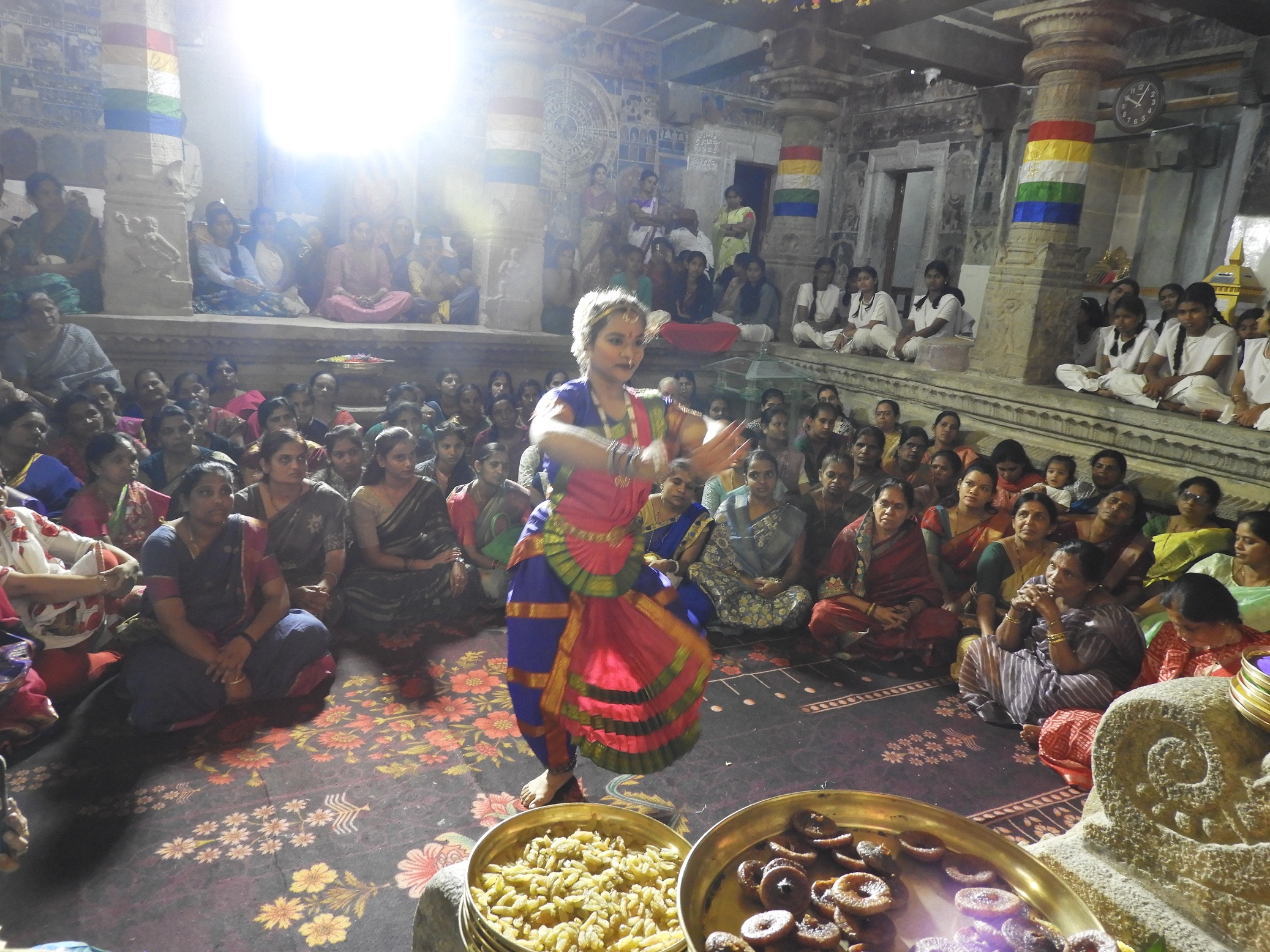 ಪದ್ಮಾವತಿ ದೇವಿ ಸನ್ನಿಧಿಯಲ್ಲಿ ಬಿ.ಜೆ.ಮಾನ್ಯ ಜೈನ್ ರಿಂದ ನೃತ್ಯ ಸೇವೆ ನಡೆಯಿತು.