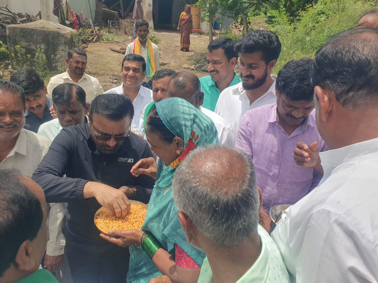 ಯಂಕವ್ವ ಅವರು ನೀಡಿದ ಕರಿಗಡಬು, ಮಂಡಕ್ಕಿ ಸೇವಿಸಿದ ಸಂತೋಷ ಲಾಡ್ 