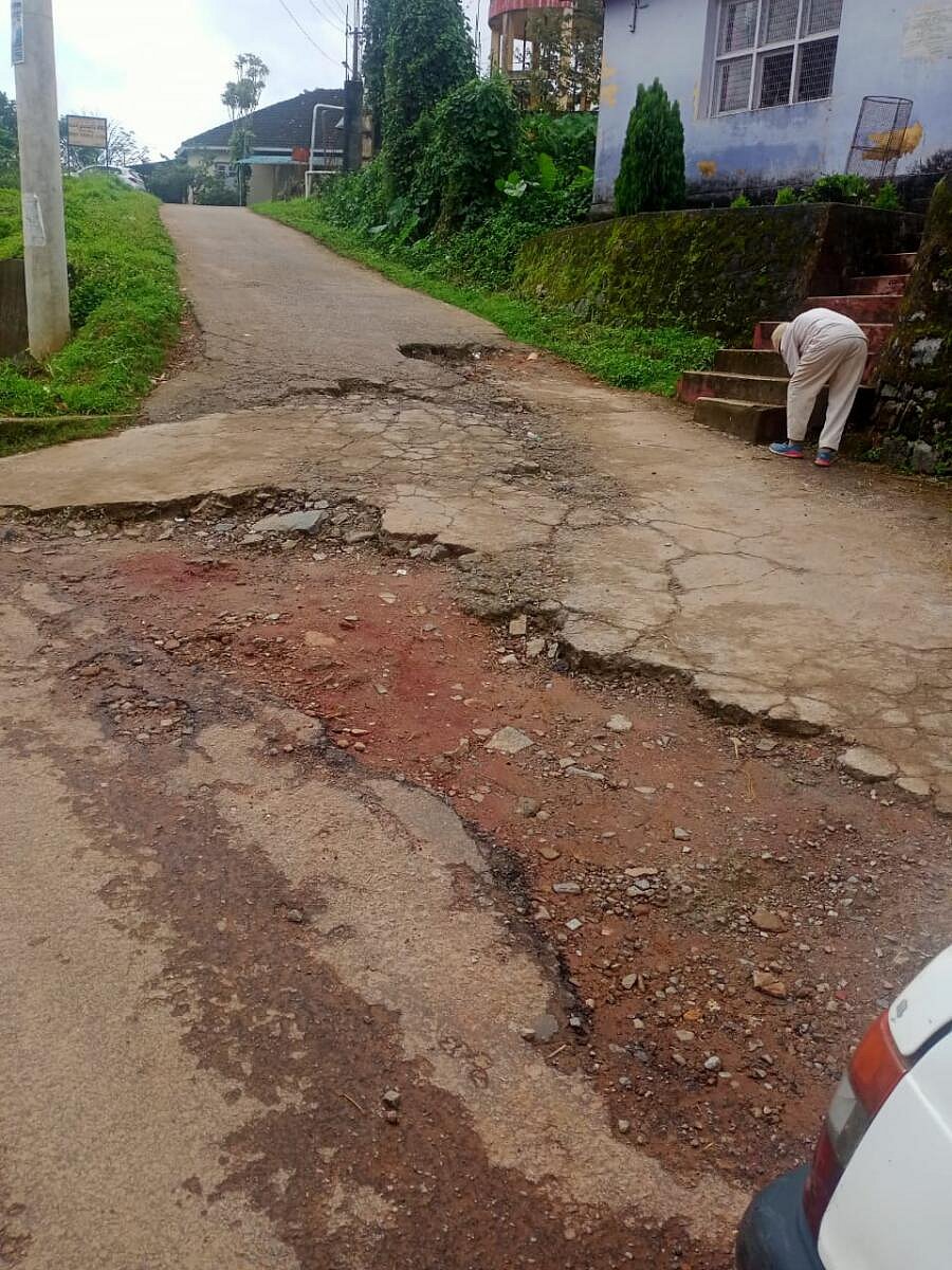 ಸುಂಟಿಕೊಪ್ಪ ನಾಡ ಕಚೇರಿ ರಸ್ತೆ ಅಧ್ವಾನ