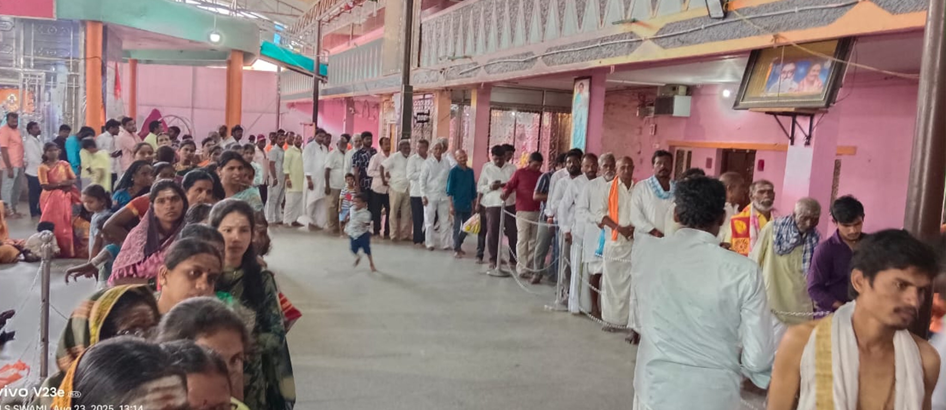 ಯಾದಗಿರಿ ತಾಲ್ಲೂಕಿನ ಸುಕ್ಷೇತ್ರ ಅಬ್ಬೆತುಮಕೂರಿನ ವಿಶ್ವಾರಾಧ್ಯರ ಮಠದಲ್ಲಿ ಶನಿವಾರ ದರ್ಶನಕ್ಕಾಗಿ ಸರತಿ ಸಾಲಿನಲ್ಲಿ ನಿಂತಿದ್ದ ಭಕ್ತರು