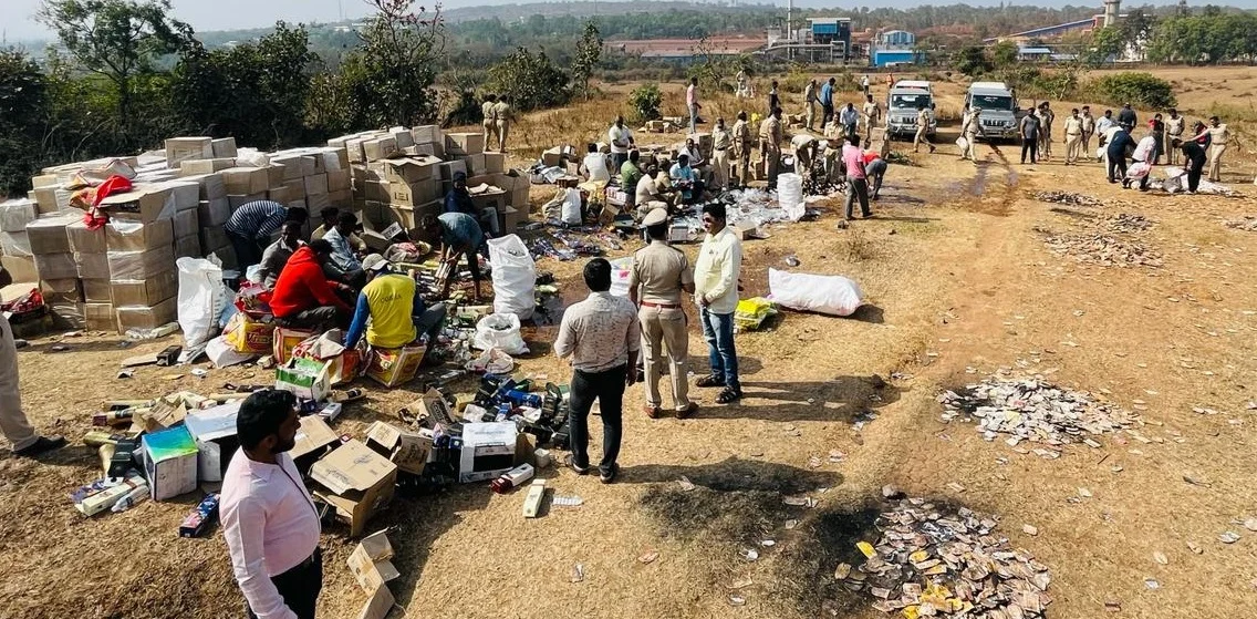 ಬೆಳಗಾವಿ ಜಿಲ್ಲೆಯ ವಿವಿಧೆಡೆ ದಾಳಿ ಮಾಡಿ ವಶಪಡಿಸಿಕೊಂಡಿದ್ದ ₹50 ಲಕ್ಷ ಮೌಲ್ಯದ ಮದ್ಯವನ್ನು ಅಬಕಾರಿ ಅಧಿಕಾರಿಗಳು ನಾಶಪಡಿಸಿದರು (ಸಂಗ್ರಹ ಚಿತ್ರ)