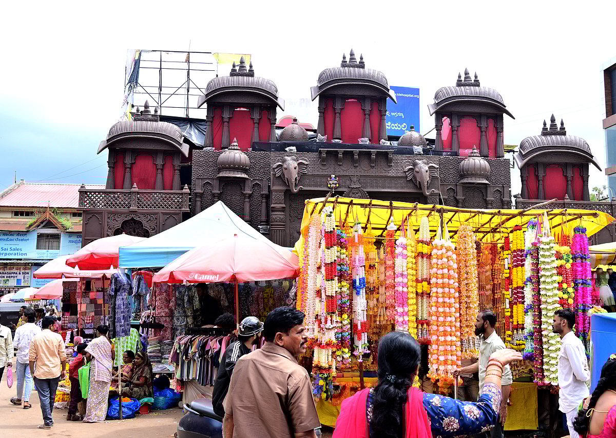 ಹುಬ್ಬಳ್ಳಿ: ಗಣೇಶನ ಹಬ್ಬಕ್ಕೆ ಸಿದ್ಧತೆ ಜೋರು