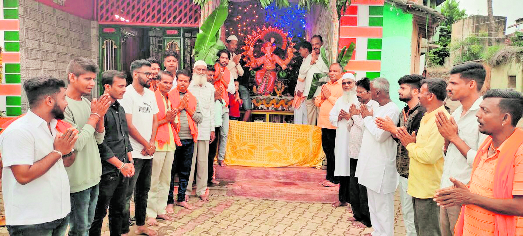ಬೆಳಗಾವಿ ಜಿಲ್ಲೆಯ ಬೈಲಹೊಂಗಲ ಕಂಠಿ ಗಲ್ಲಿಯ ಆಲಕಟ್ಟಿ ಫಕೀರಸ್ವಾಮಿ ದರ್ಗಾದಲ್ಲಿ ಪ್ರತಿಷ್ಠಾಪಿಸಿದ ಗಣಪನ ಮೂರ್ತಿಗೆ ಹಿಂದೂ– ಮುಸ್ಲಿಮರು ಜತೆಯಾಗಿ ಪೂಜೆ ಸಲ್ಲಿಸುತ್ತಿರುವುದು. (ಸಂಗ್ರಹ ಚಿತ್ರ)