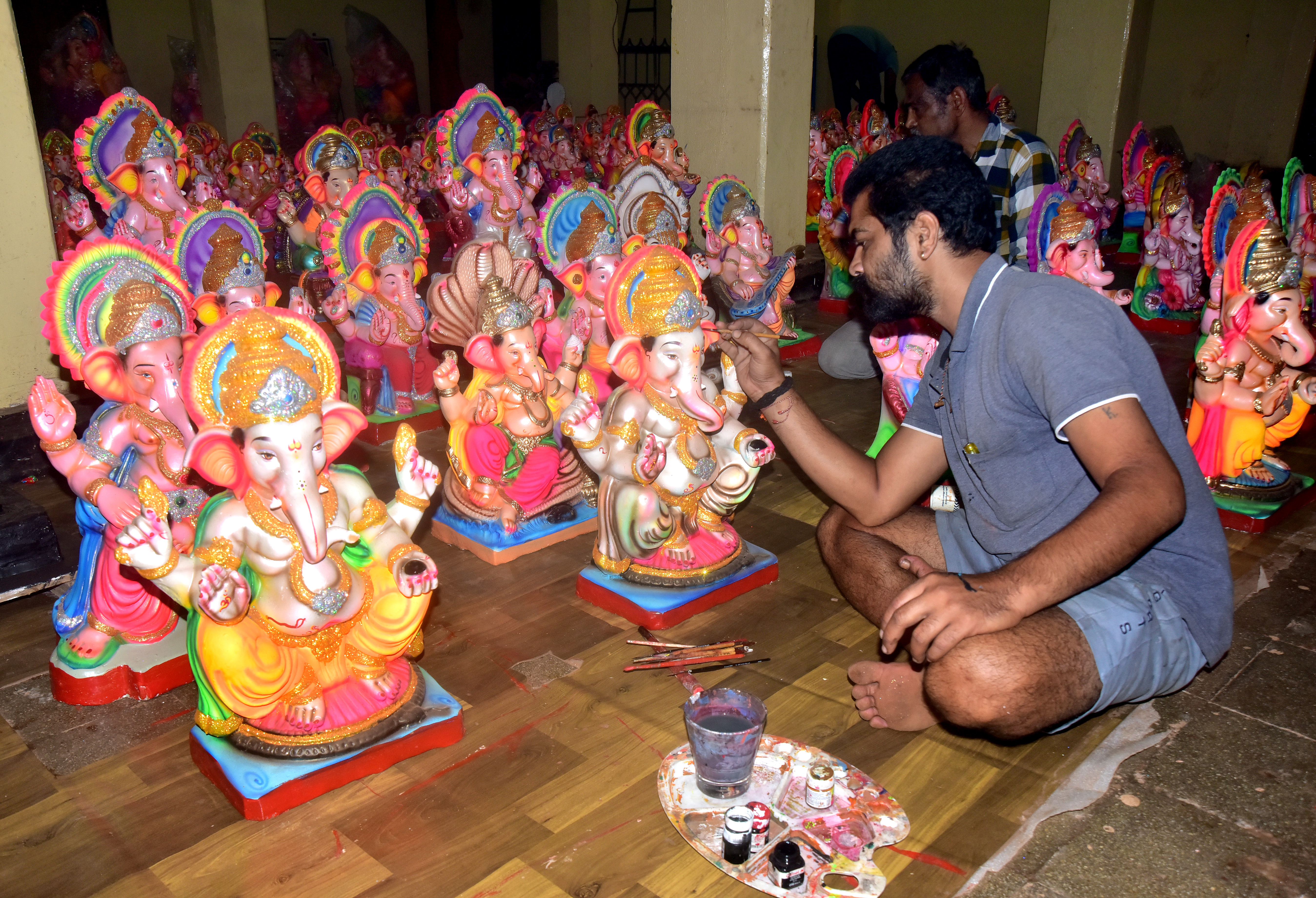 ಹಳೇ ಹುಬ್ಬಳ್ಳಿಯ ಅರವಿಂದನಗರದ ಭೈರನಾಥ ದೇವಸ್ಥಾನದ ಆವರಣದಲ್ಲಿ ಗಣೇಶ ಮೂರ್ತಿಗೆ ಅಂತಿಮ ಸ್ಪರ್ಶನ ನೀಡಿದ ಕಲಾವಿದ ಮಚಂದ್ರನಾಥ ಹಣಗಿ
–ಪ್ರಜಾವಾಣಿ ಚಿತ್ರ: ಗುರು ಹಬೀಬ