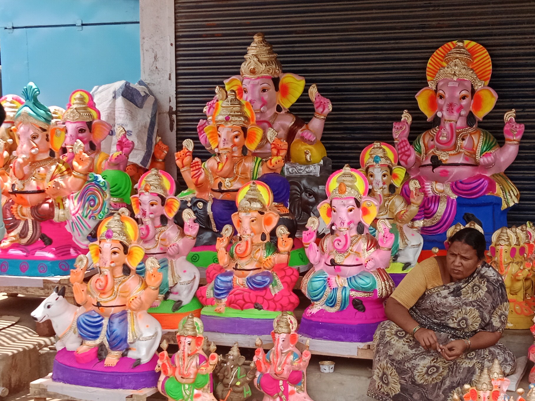 ಹಳೇಬೀಡಿನ ಬೇಲೂರು ರಸ್ತೆಯಲ್ಲಿ ಜೋಡಿಸಿಟ್ಟಿರುವ ಗಣೇಶ ಮೂರ್ತಿಗಳು