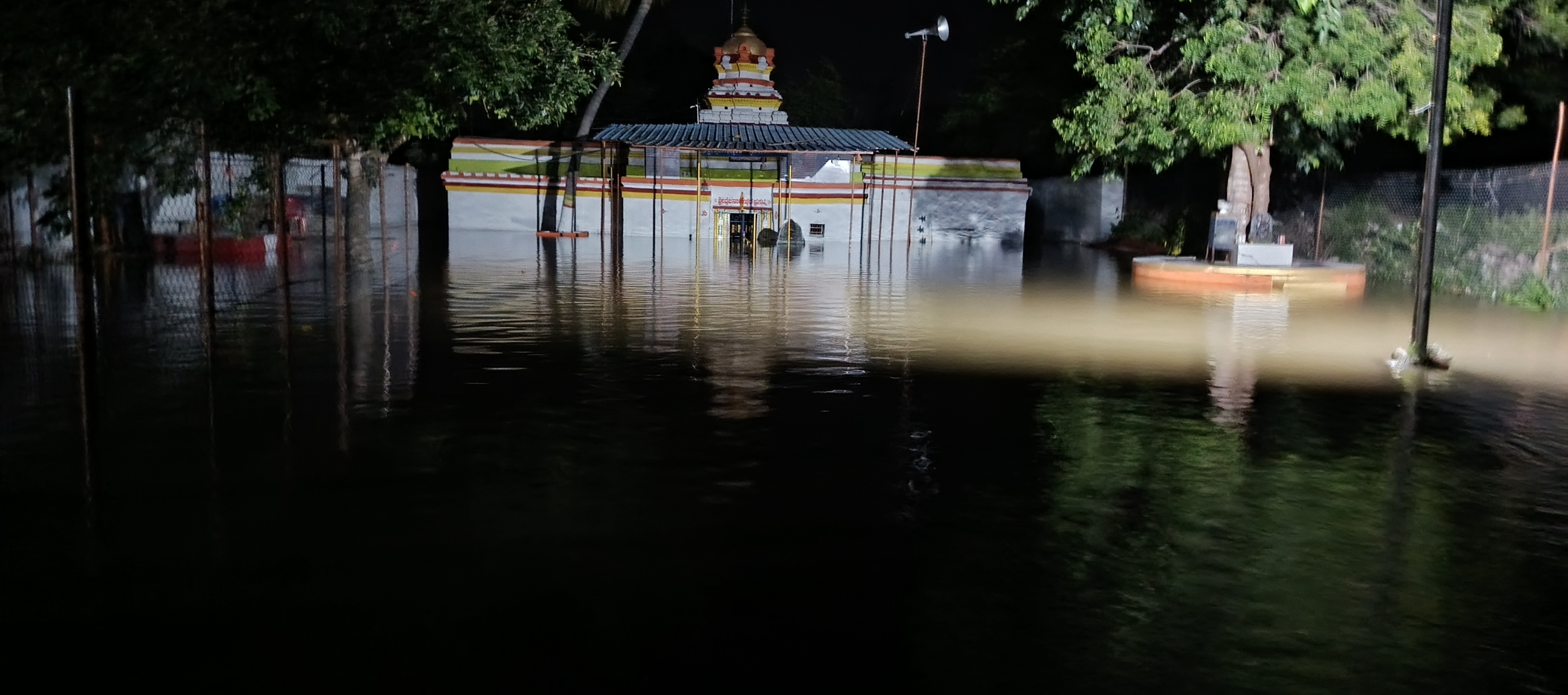 ತಾವರಗೇರಾ ಪಟ್ಟಣದ ರಾಯನಕೆರೆಯಿಂದ ಅಪಾರ ನೀರು ವ್ಯರ್ಥವಾಗಿ ಹರಿದು ಶ್ರೀವೈಜನಾಥ ದೇವಸ್ಥಾನ ಜಲಾವೃತವಾಗಿರುವದು