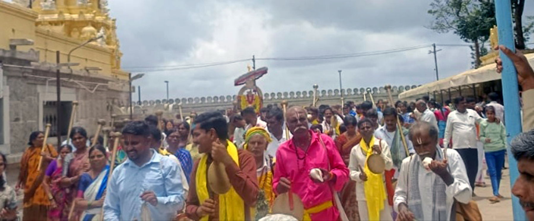 ಯಳಂದೂರು ತಾಲ್ಲೂಕಿನ ಬಿಳಿಗಿರಿಬೆಟ್ಟದ ರಂಗನಾಥಸ್ವಾಮಿ ದೇವಳದಲ್ಲಿ ಕೊನೆ ಶ್ರಾವಣ ಶನಿವಾರದ ಹಿನ್ನಲೆಯಲ್ಲಿ ಭಕ್ತರು ಉತ್ಸವ ಮೂರ್ತಿಯನ್ನು ಪಲ್ಲಕ್ಕಿಯಲ್ಲಿ ಹೊತ್ತು ಸಾಗಿದರು.