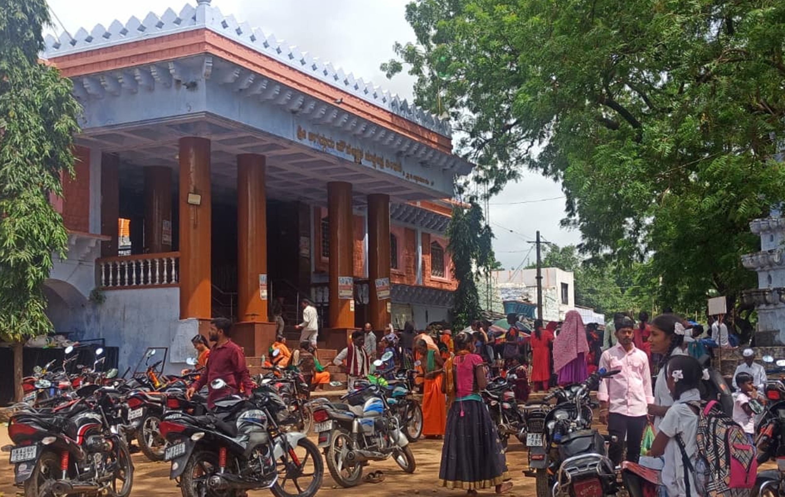 ಯಾದಗಿರಿಯ ತಿಂಥಣಿ ಮೌನೇಶ್ವರ ದೇವಸ್ಥಾನ ಮುಂಭಾಗದಲ್ಲಿ ಶನಿವಾರ ಜಮಾಯಿಸಿದ ಭಕ್ತರು