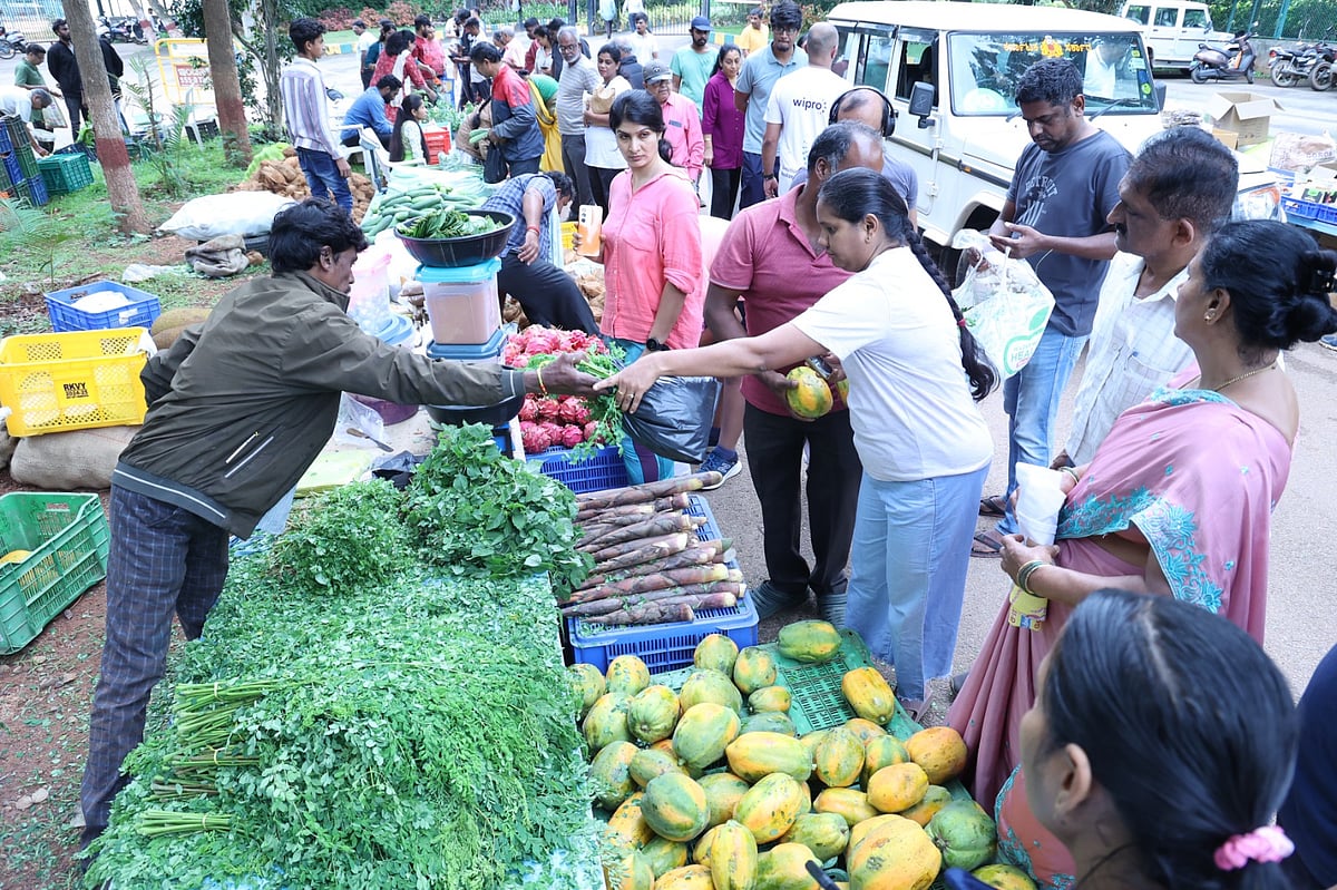 ಜಿಕೆವಿಕೆ ಆವರಣದಲ್ಲಿ ರೈತ ಸಂತೆ ಆಯೋಜನೆ: ಮೌಲ್ಯವರ್ಧಿತ ಉತ್ಪನ್ನಗಳ ಆಕರ್ಷಣೆ