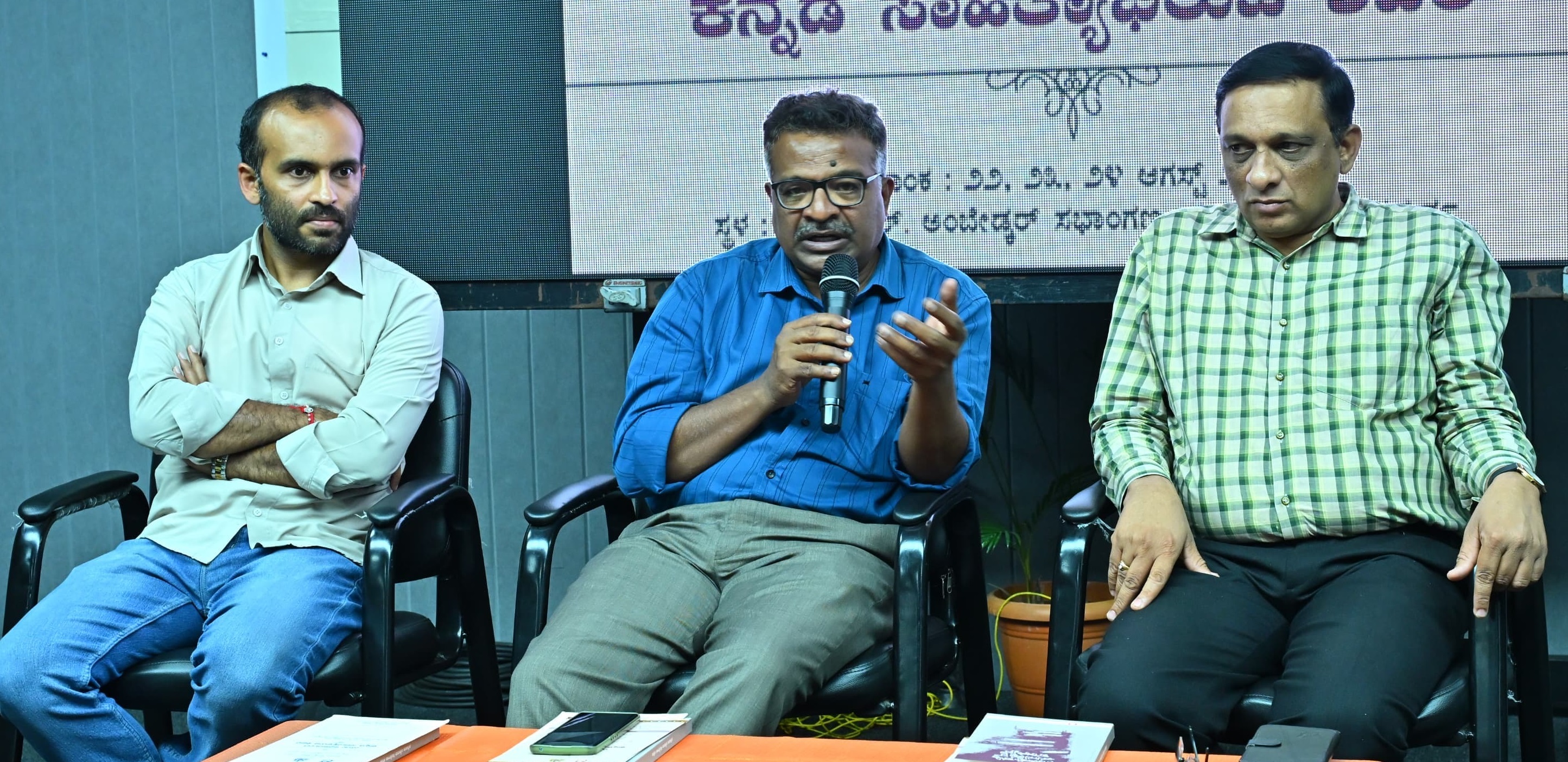 ಸಂಪಾದಕರೊಂದಿಗೆ ಸಂವಾದ ಕಾರ್ಯಕ್ರಮದಲ್ಲಿ ಪ್ರಜಾವಾಣಿ ದಾವಣಗೆರೆ ಬ್ಯುರೋ ಮುಖ್ಯಸ್ಥ ಸಿದ್ದಯ್ಯ ಹಿರೇಮಠ ಮಾತನಾಡಿದರು