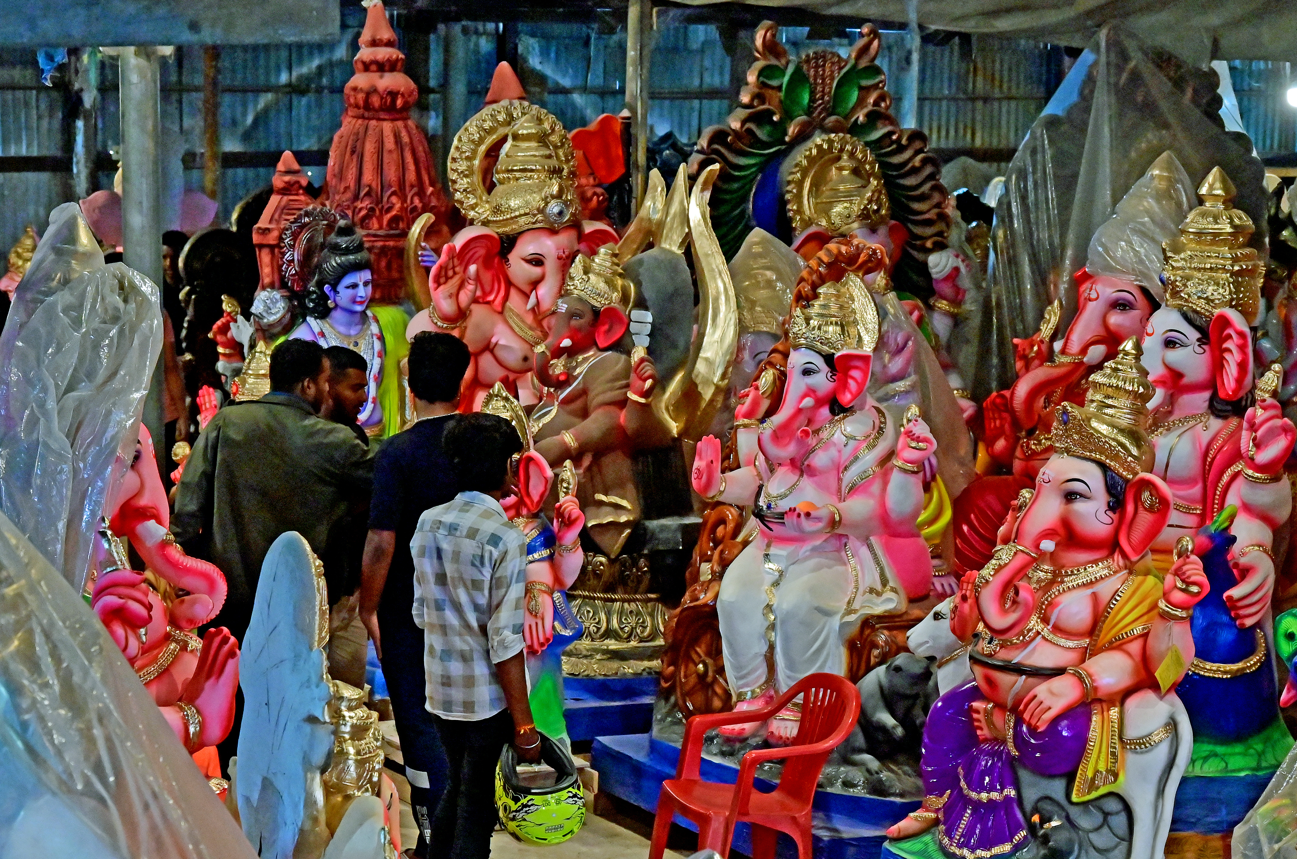 ಆರ್.ವಿ. ರಸ್ತೆಯಲ್ಲಿ ಮಾರಾಟಕ್ಕೆ ಇರಿಸಲಾದ ಗಣೇಶ ಮೂರ್ತಿಗಳು