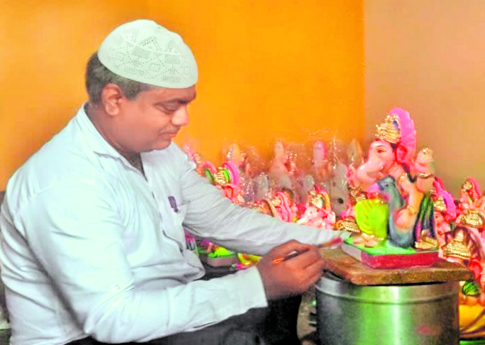 ಅಲ್ಲಾಭಕ್ಷ ಜಮಾದಾರ ಮೂರ್ತಿಗೆ ಅಂತಿಮ ಸ್ಪರ್ಶ ನೀಡಿದರು