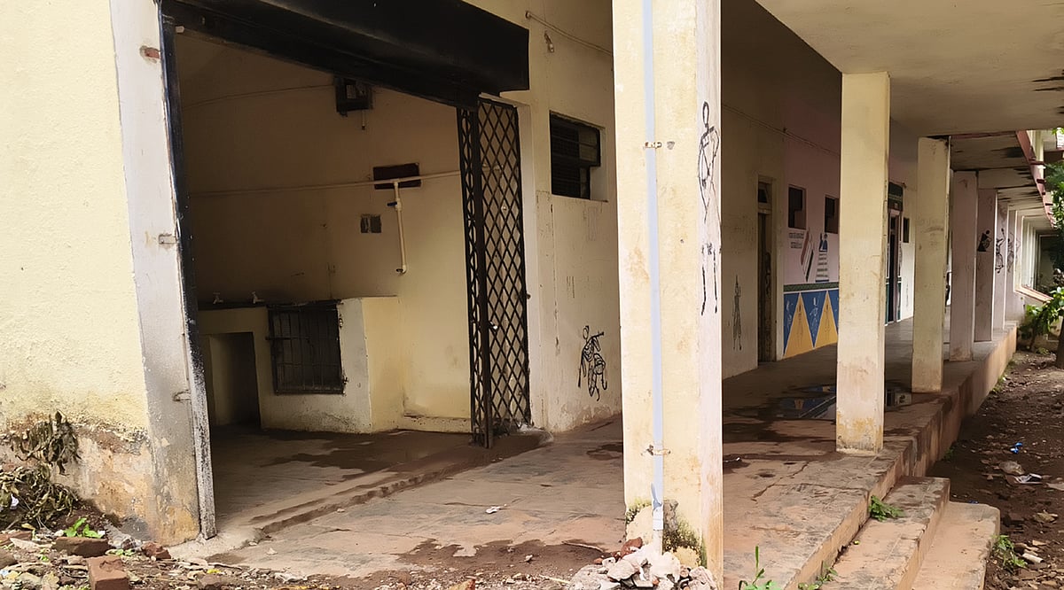 ಬ್ಯಾಡಗಿ ಸರ್ಕಾರಿ ಪದವಿ ಪೂರ್ವ ಕಾಲೇಜು: ಕಾಂಪೌಂಡ್ ಹಾರಿ ಬರುವ ಕಿಡಿಗೇಡಿಗಳು