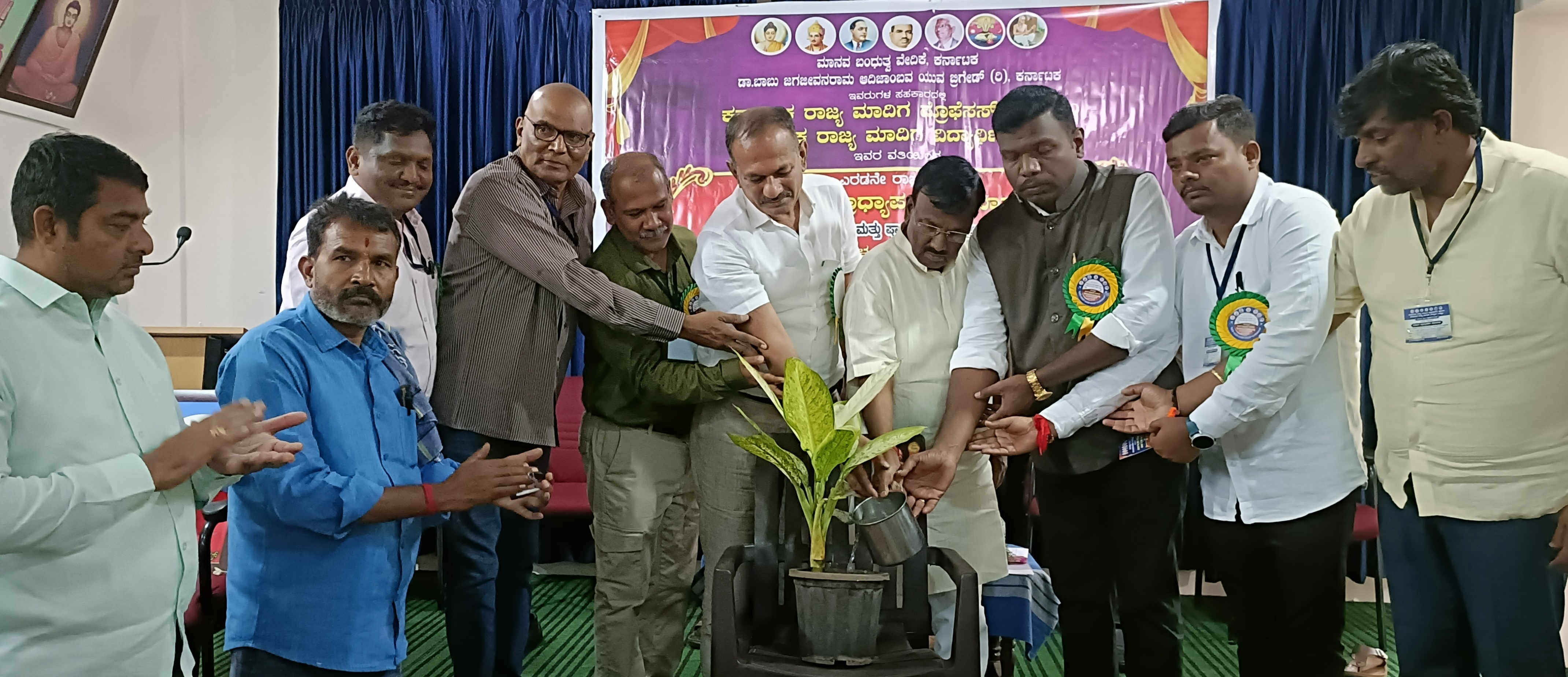 ಹರಿಹರದ ಮೈತ್ರಿವನದಲ್ಲಿ ಶನಿವಾರ ಹಮ್ಮಿಕೊಂಡಿದ್ದ ಮಾದಿಗ ಪ್ರಾಧ್ಯಾಪಕರ 2ನೇ ರಾಜ್ಯ ಮಟ್ಟದ ಸಮಾವೇಶವನ್ನು ಕೇಂದ್ರದ ಮಾಜಿ ಸಚಿವ ಎ.ನಾರಾಯಣಸ್ವಾಮಿ ಉದ್ಘಾಟಿಸಿದರು