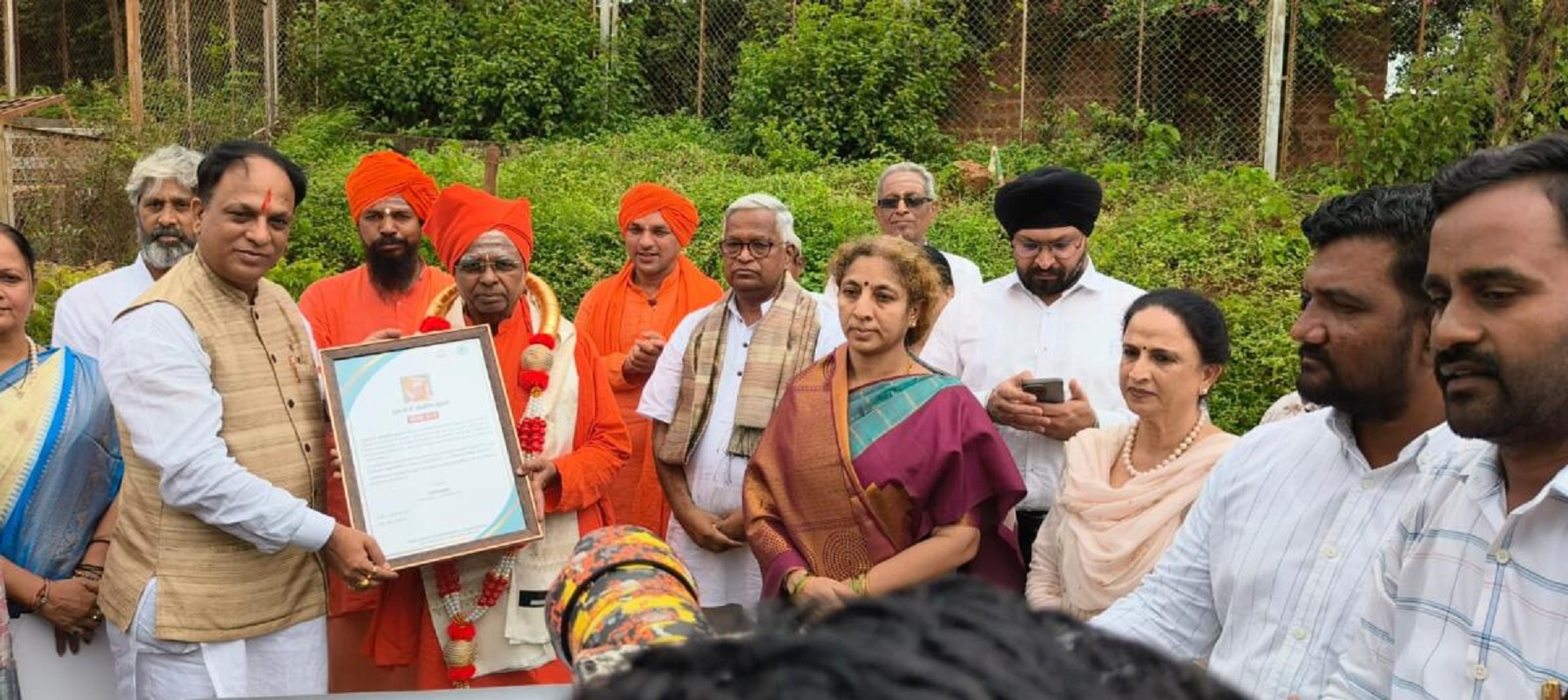 ಭಾಲ್ಕಿ ತಾಲ್ಲೂಕಿನ ಕರಡ್ಯಾಳದ ಚನ್ನಬಸವೇಶ್ವರ ಗುರುಕುಲದಲ್ಲಿ ಸೂರ್ಯ ಫೌಂಡೇಶನ್ ಮತ್ತು ಇಂಟರ್‌ನ್ಯಾಷನಲ್ ನ್ಯಾಚುರೋಪತಿ ಆರ್ಗನೈಜೇಶನ್ ದೆಹಲಿಯ‌ ರಾಷ್ಟ್ರೀಯ ಅಧ್ಯಕ್ಷ ಅನಂತ ಬಿರಾದಾರ ಅವರು ಹಿರೇಮಠದ ಹಿರಿಯ ಸ್ವಾಮೀಜಿ ಬಸವಲಿಂಗ ಪಟ್ಟದ್ದೇವರಿಗೆ ಬಸವ ರತ್ನ ಪ್ರಶಸ್ತಿ ನೀಡಿ ಗೌರವಿಸಿದರು