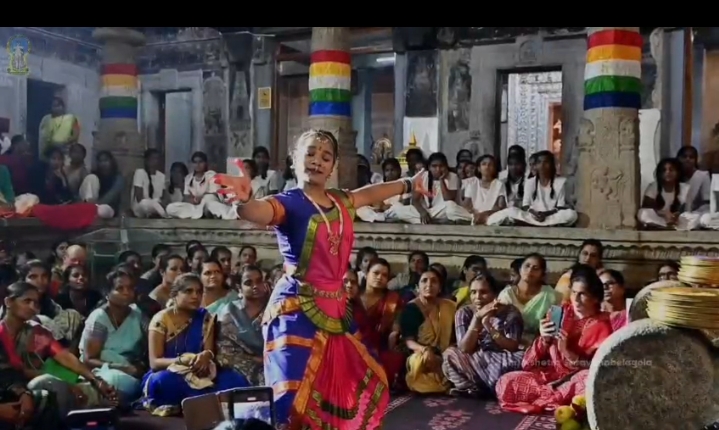 ಪದ್ಮಾವತಿ ದೇವಿ ಸನ್ನಿಧಿಯಲ್ಲಿ ಬಿ.ಜೆ.ಮಾನ್ಯ ಜೈನ್ ರಿಂದ ನೃತ್ಯ ಸೇವೆ ನಡೆಯಿತು.