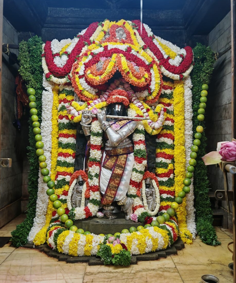 ಗುಂಡ್ಲುಪೇಟೆ ತಾಲ್ಲೂಕಿನ ಹಿಮವದ್ ಗೋಪಾಲಸ್ವಾಮಿ ದೇವರಿಗೆ ವಿಶೇಷ ಹೂವಿನ ಅಲಂಕಾರ ಮಾಡಲಾಗಿತ್ತು