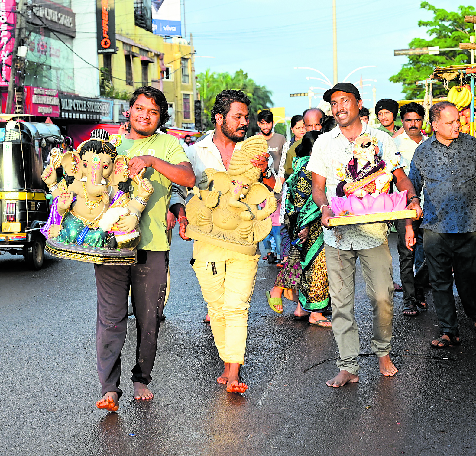 ಬೀದರ್‌ನಲ್ಲಿ ಗಣೇಶ ಮೂರ್ತಿಯನ್ನು ವಿಸರ್ಜಿಸಲು ಸಜ್ಜಾದ ಯುವಕರು 