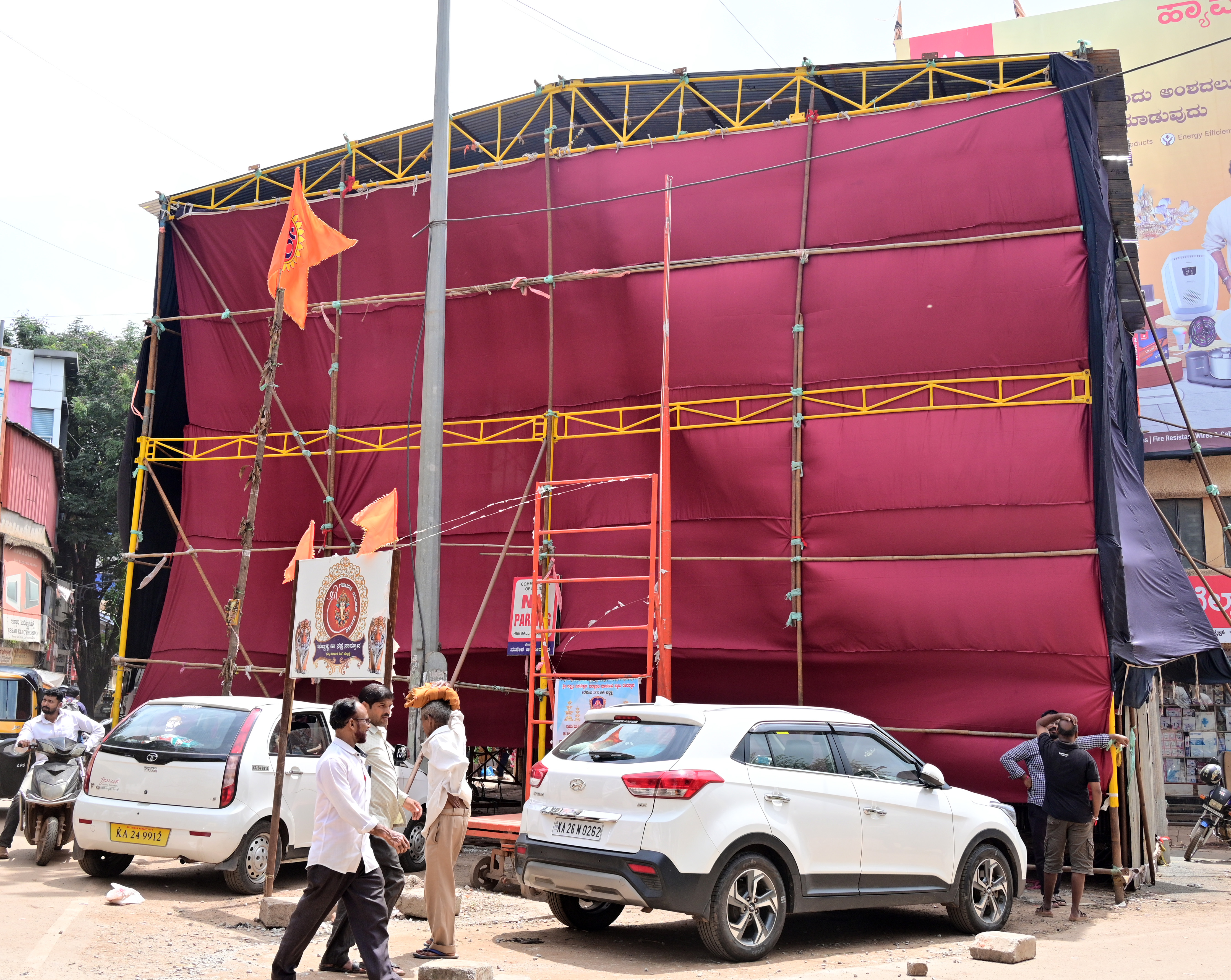 ಹುಬ್ಬಳ್ಳಿಯ ಹೊಸ ಮೇದಾರ ಒಣಿಯಲ್ಲಿ ನಿರ್ಮಾಣ ಹಂತದಲ್ಲಿರುವ ಗಣೇಶ ಪೆಂಡಾಲ್‌