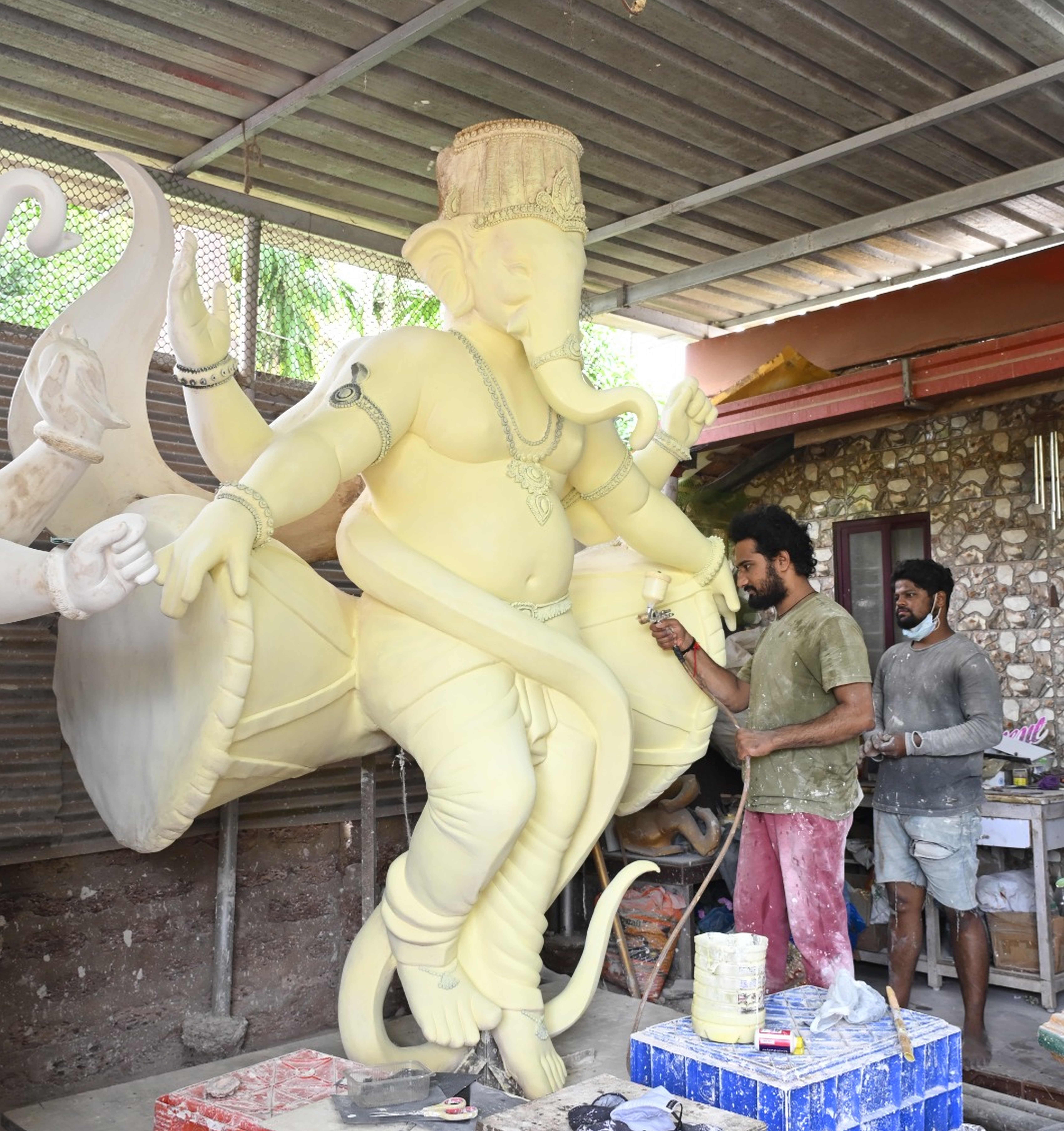 ಕಾರವಾರದ ನಂದನಗದ್ದಾದಲ್ಲಿ ಗಣೇಶ ಮೂರ್ತಿಗೆ ಬಣ್ಣ ಲೇಪಿಸುತ್ತಿರುವ ಕಲಾಕಾರ ಅಭಿನಂದನ್ ಬಾಂದೇಕರ.