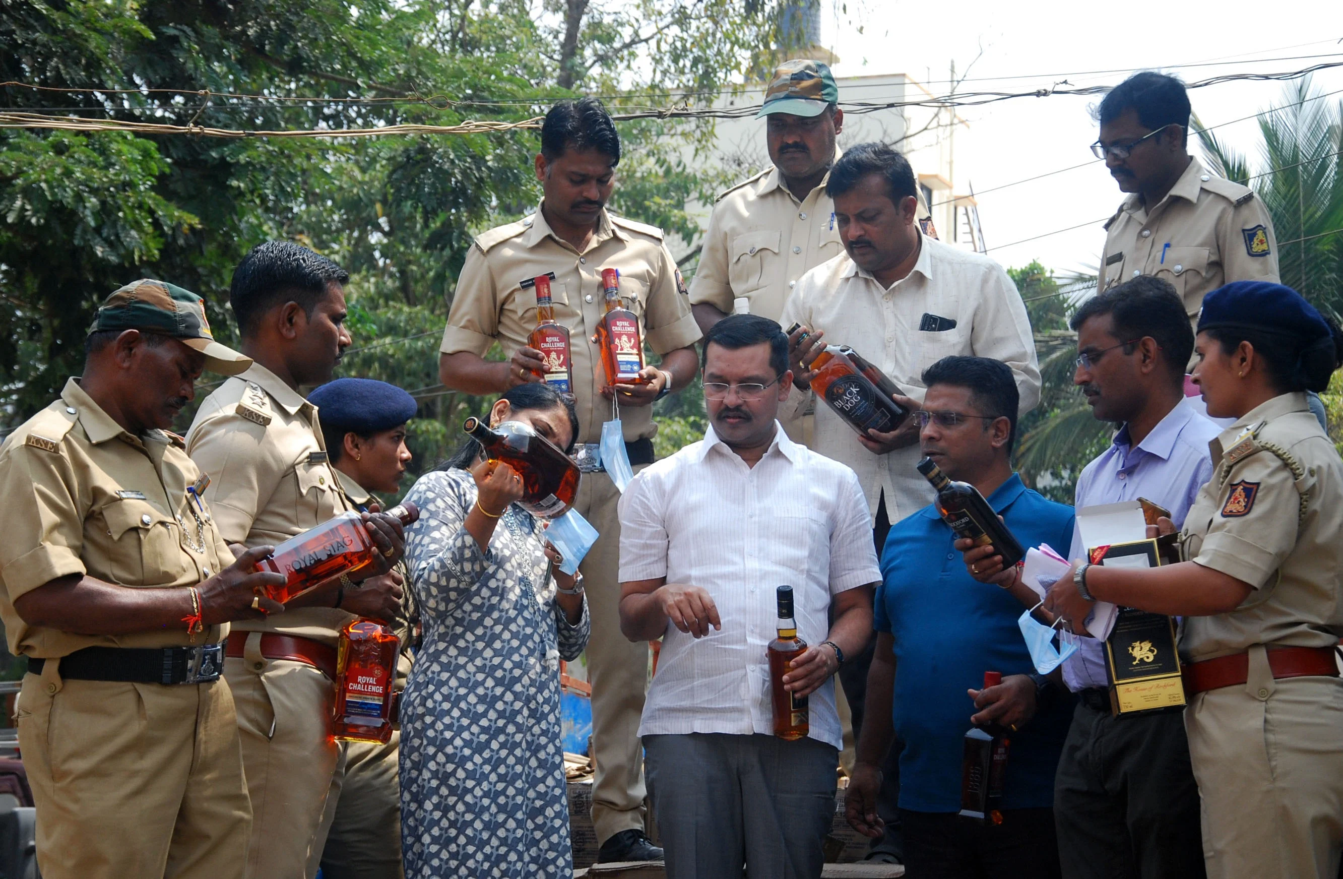 ಅಕ್ರಮವಾಗಿ ಲಾರಿಯಲ್ಲಿ ಸಾಗಿಸುತ್ತಿದ್ದ ಮದ್ಯವನ್ನು ಬೆಳಗಾವಿಯಲ್ಲಿ ಅಬಕಾರಿ ಅಧಿಕಾರಿಗಳು ಪತ್ತೆ ಮಾಡಿದ ಸಂದರ್ಭ (ಸಂಗ್ರಹ ಚಿತ್ರ)