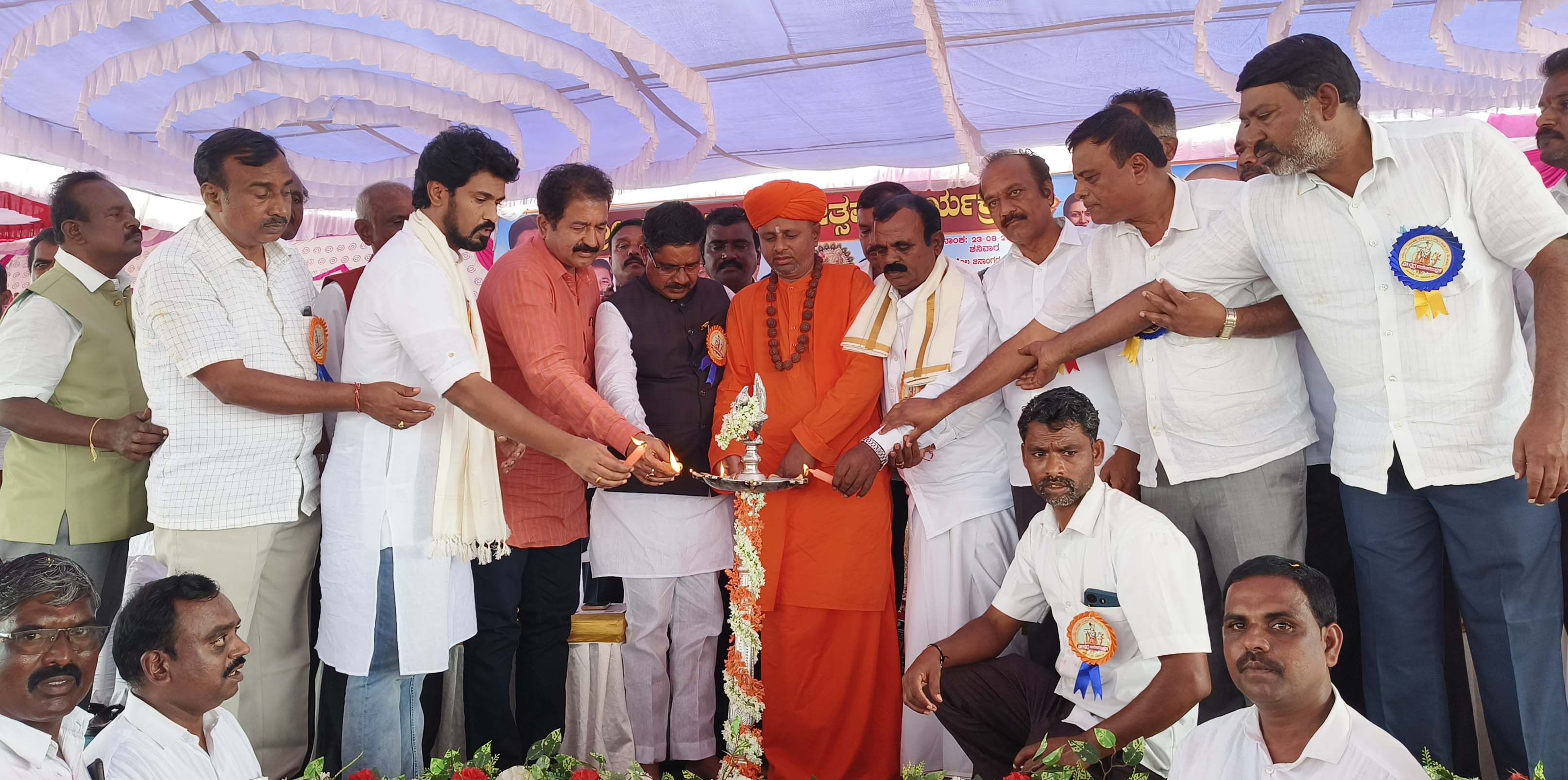 ಜಗಳೂರಿನಲ್ಲಿ ಶನಿವಾರ ನಡೆದ ಶ್ರೀಕೃಷ್ಣ ಜಯಂತ್ಯುತ್ಸವ ಸಮಾರಂಭದಲ್ಲಿ ಯಾದವಾನಂದ ಸ್ವಾಮೀಜಿ ಶಾಸಕರಾದ ಬಿ. ದೇವೇಂದ್ರಪ್ಪ ಡಿ.ಟಿ. ಶ್ರೀನಿವಾಸ್ ಮಾಜಿ ಶಾಸಕ ಎಚ್.ಪಿ. ರಾಜೇಶ್ ಭಾಗವಹಿಸಿದ್ದರು