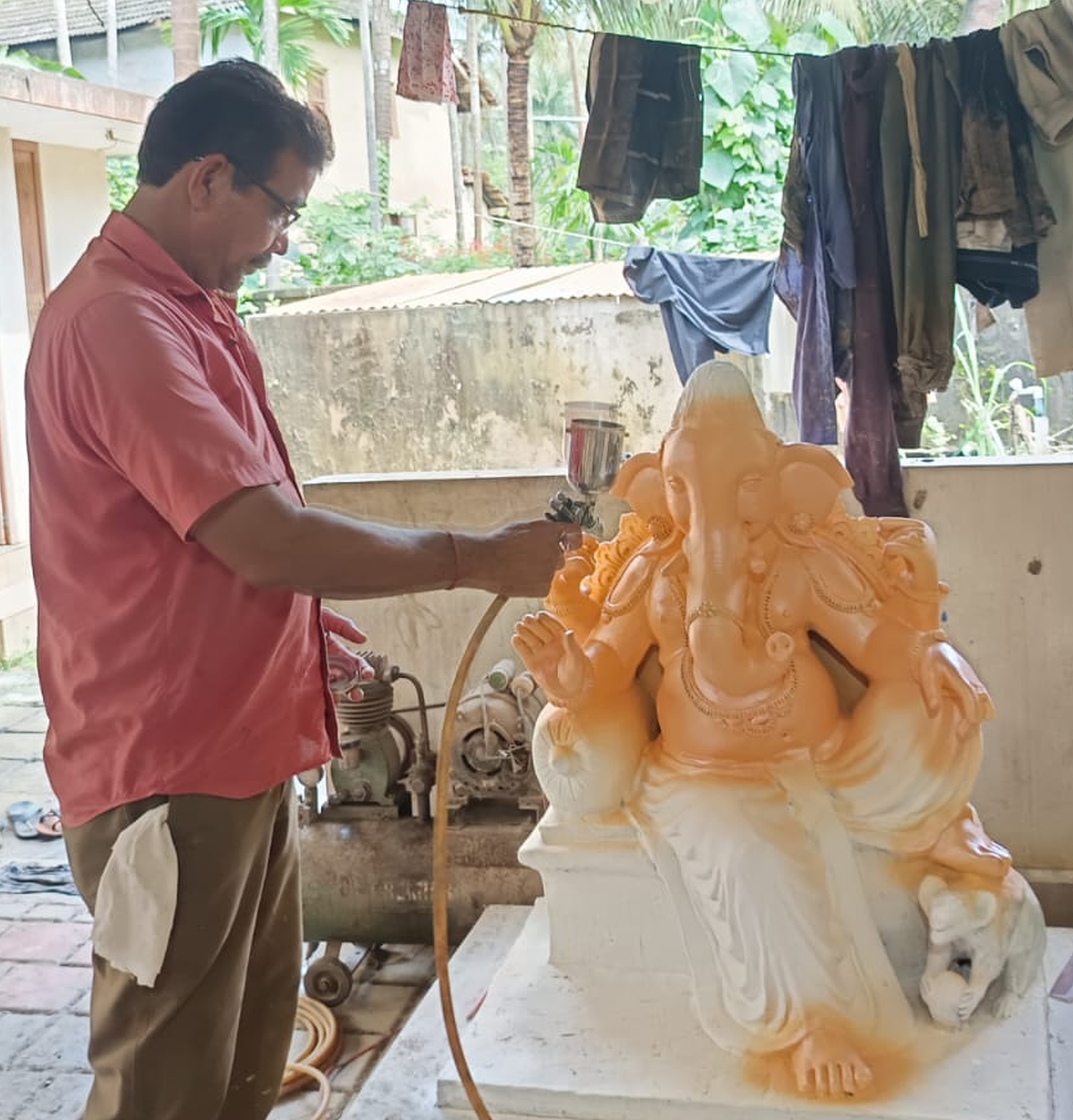 ಭಟ್ಕಳ ಪಟ್ಟಣದ ಕಂಚುಗಾರ ಮನೆಯಲ್ಲಿ ಗಣಪತಿ ಮೂರ್ತಿಗೆ ಬಣ್ಣ ಬಳಿಯುತ್ತಿರುವುದು.