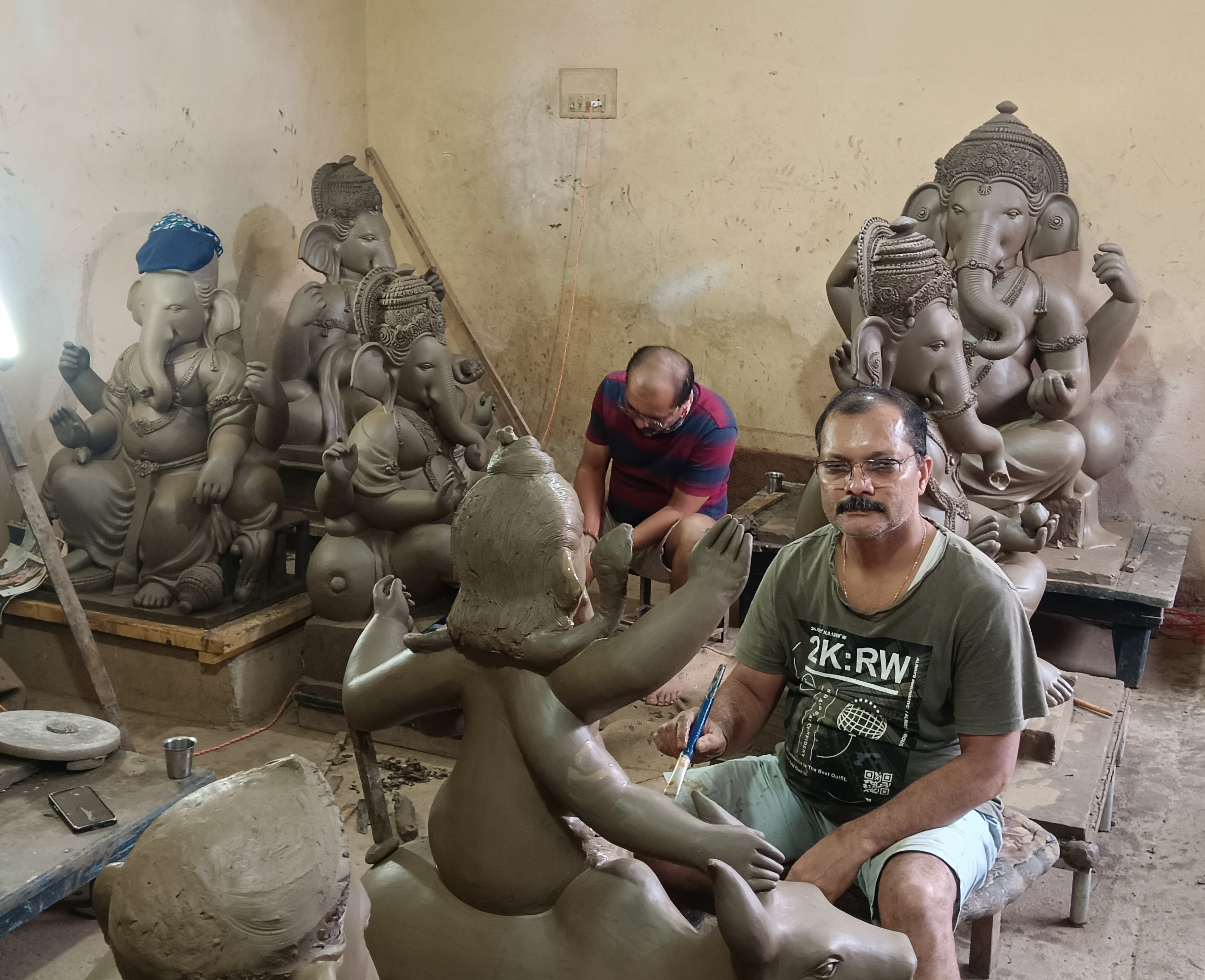 ಶಿರಸಿಯ ಸೂರ್ಯಕಾಂತ ಗುಡಿಗಾರ ಮಣ್ಣಿನ ಗಣಪತಿ ಮೂರ್ತಿ ತಯಾರಿಕೆಯಲ್ಲಿ ನಿರತರಾಗಿರುವುದು.