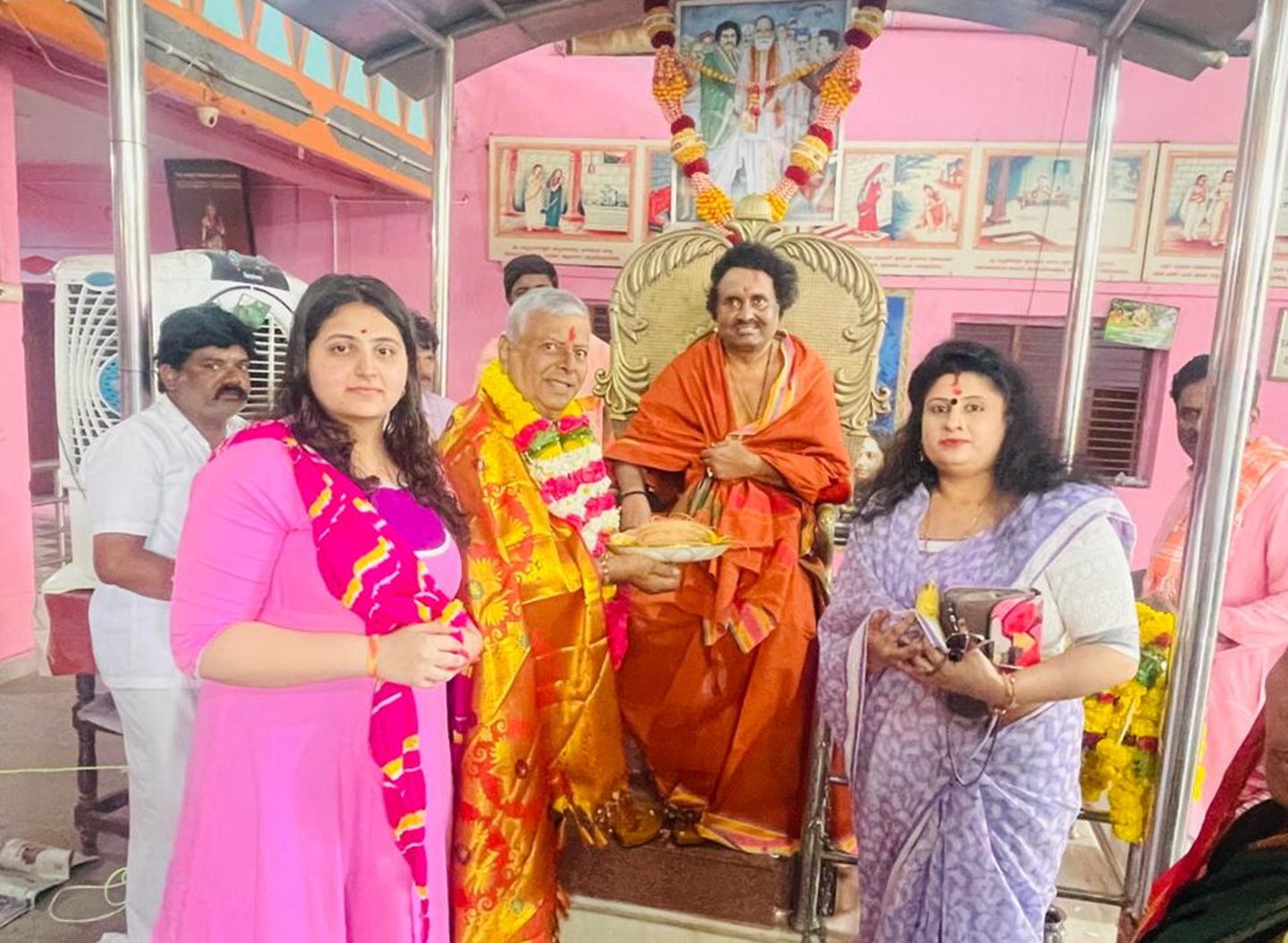 ಯಾದಗಿರಿ ತಾಲ್ಲೂಕಿನ ಅಬ್ಬೆತುಮಕೂರಿನ ವಿಶ್ವಾರಾಧ್ಯರ ಮಠದಲ್ಲಿ ಶನಿವಾರ ಭಕ್ತರು ಪೀಠಾಧಿಪತಿ ಗಂಗಾಧರ ಶಿವಾಚಾರ್ಯರ ಆಶೀರ್ವಾದ ಪಡೆದರು
