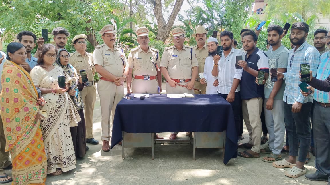 ಹೊಸಪೇಟೆಯಲ್ಲಿ ಶನಿವಾರ ವಾರಸುದಾರರಿಗೆ ತಮ್ಮ ಕಳವಾದ ಮೊಬೈಲ್‌ಗಳನ್ನು ವಾಪಸ್‌ ನೀಡಲಾಯಿತು 