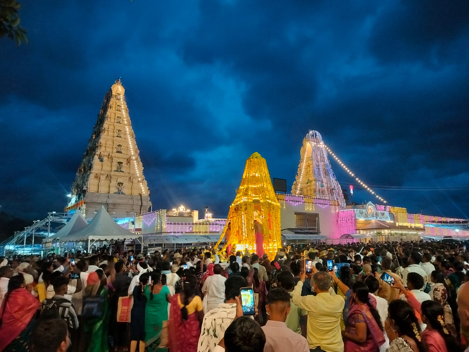 ಶನಿವಾರ ಸಂಜೆ ಚಿನ್ನದ ರಥೋತ್ಸವದಲ್ಲಿ ಭಾಗಿಯಾಗಿದ್ದ ಭಕ್ತರು