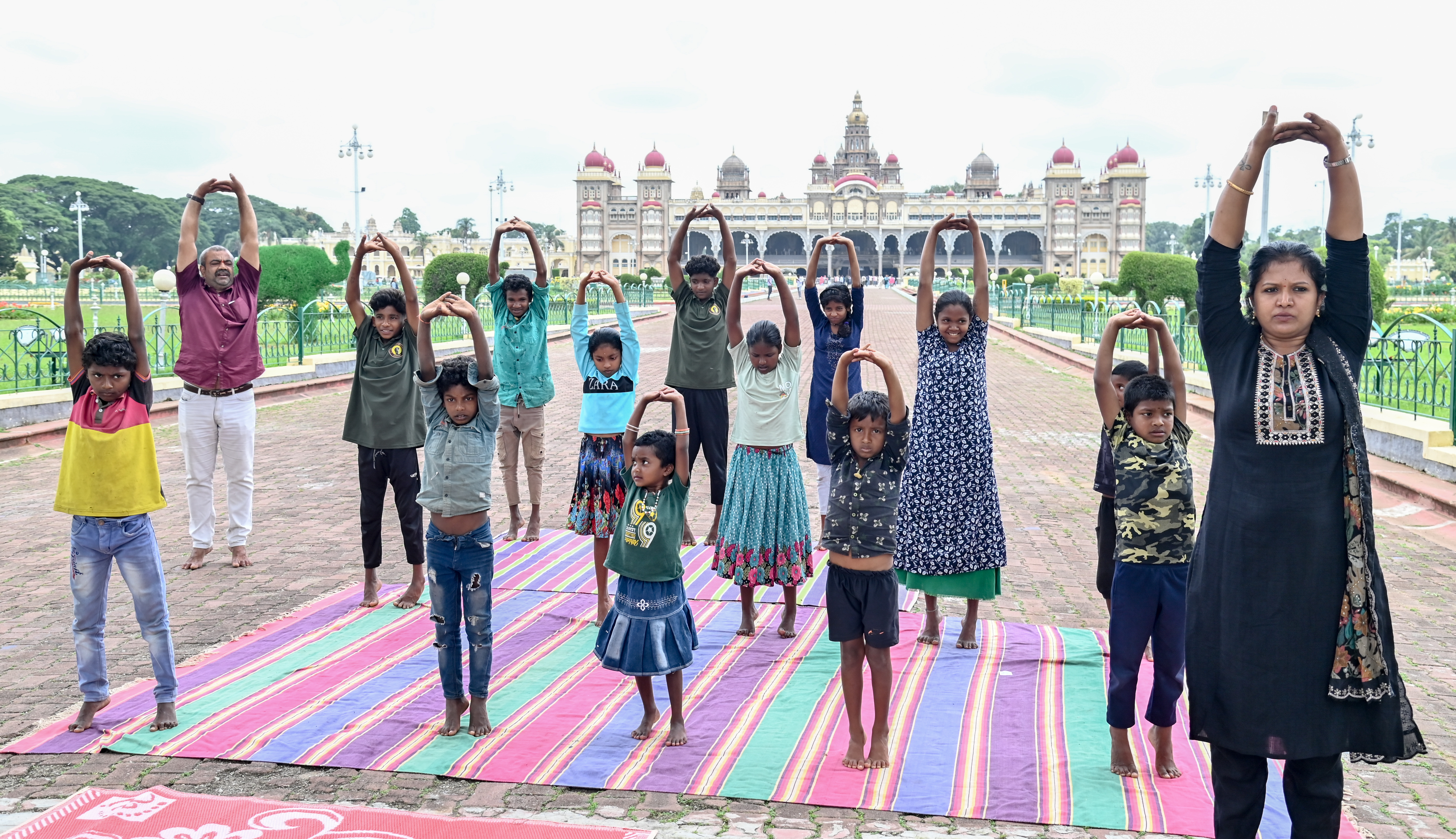 ಮೈಸೂರಿನ ಅರಮನೆ ಅಂಗಳದ ತಾತ್ಕಾಲಿಕ ಶಾಲೆಯಲ್ಲಿರುವ ಮಾವುತರ ಹಾಗೂ ಕಾವಡಿಗರ ಮಕ್ಕಳಿಗೆ ಶಿಕ್ಷಕಿ  ದಿವ್ಯ ಪ್ರಿಯದರ್ಶಿನಿ ಅವರಿಂದ ಯೋಗ ಪಾಠ ಪ್ರಜಾವಾಣಿ ಚಿತ್ರ/ಅನೂಪ್ ರಾಘ. ಟಿ.