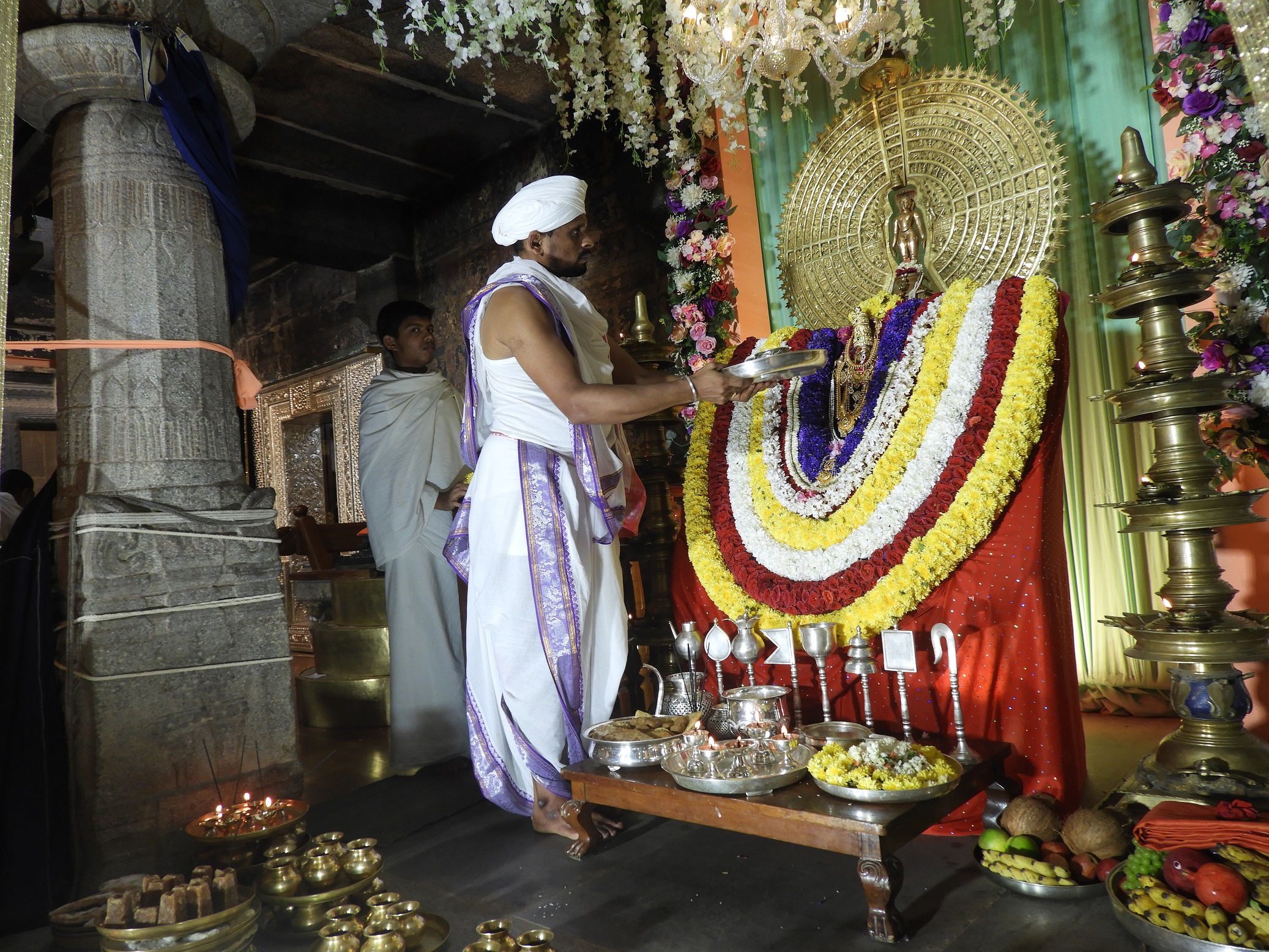 ಶ್ರವಣಬೆಳಗೊಳದ ಜೈನಮಠದ ಬಸದಿಯಲ್ಲಿ ಅಲಂಕಾರಗೊಂಡ ಪದ್ಮಾವತಿ ದೇವಿಗೆ ಶ್ರಾವಣ ಮಾಸದ ಕಡೇ ಶುಕ್ರವಾರದ ವಿಶೇಷ ಪೂಜೆ ನೆರವೇರಿತು.