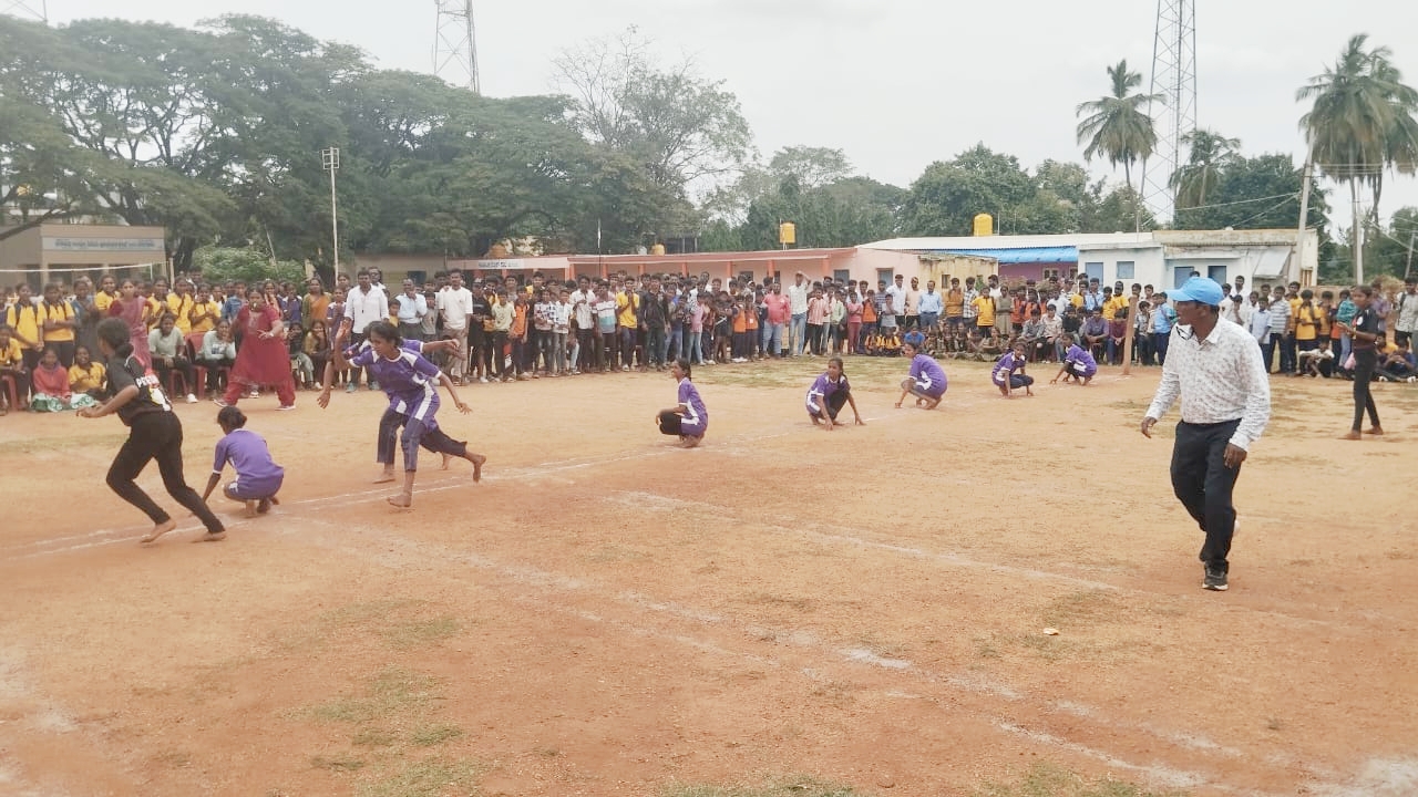 ಹಲಗೂರು ಕೆ.ಪಿ.ಎಸ್ ಮೈದಾನದಲ್ಲಿ ನಡೆದ ಕ್ರೀಡಾಕೂಟದ ಬಾಲಕಿಯರ ಕೋ ಕೋ ಪಂದ್ಯವನ್ನು ಸಾರ್ವಜನಿಕರು ವೀಕ್ಷಿಸಿದರು.