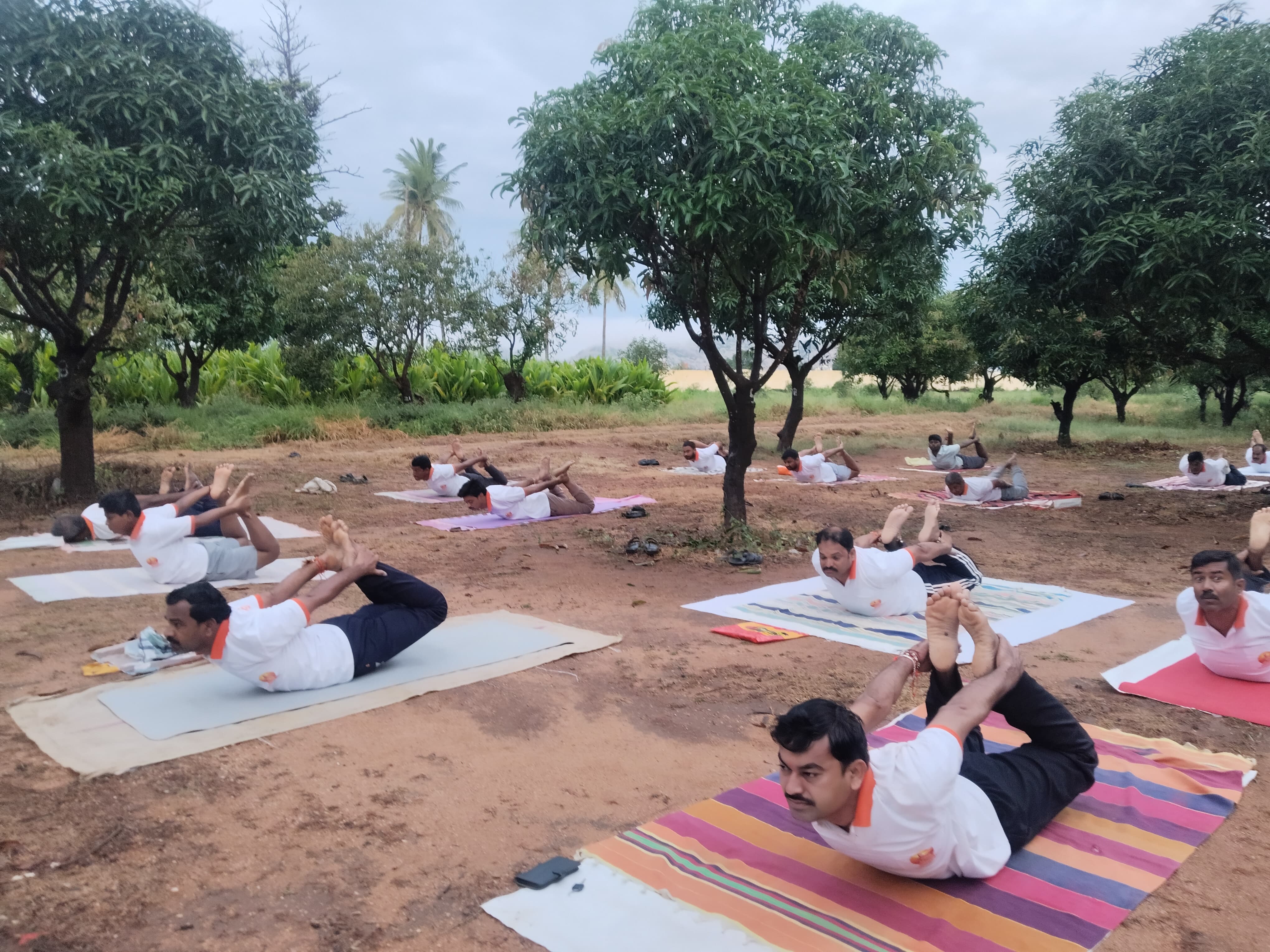 ಮಾನ್ವಿ ಪಟ್ಟಣದ ಸರ್ಕಾರಿ ಹಣ್ಣಿನ ತೋಟದಲ್ಲಿ ಯೋಗಸಭ್ಯಾಸದಲ್ಲಿ ತೊಡಗಿರುವ ಮೌನಮಿತ್ರ ಯೋಗ ಸಮಿತಿ ಸದಸ್ಯರು