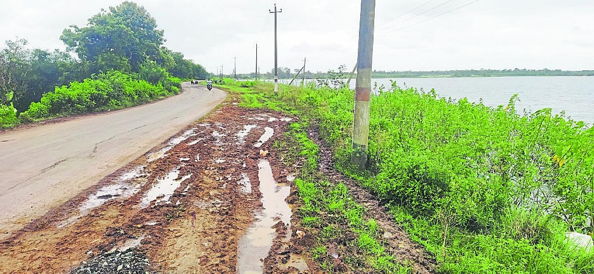 ತಿಳವಳ್ಳಿ | ತಡೆಗೋಡೆ ಇಲ್ಲದ ಕೆರೆ: ಅಪಾಯಕ್ಕೆ ಆಹ್ವಾನ 