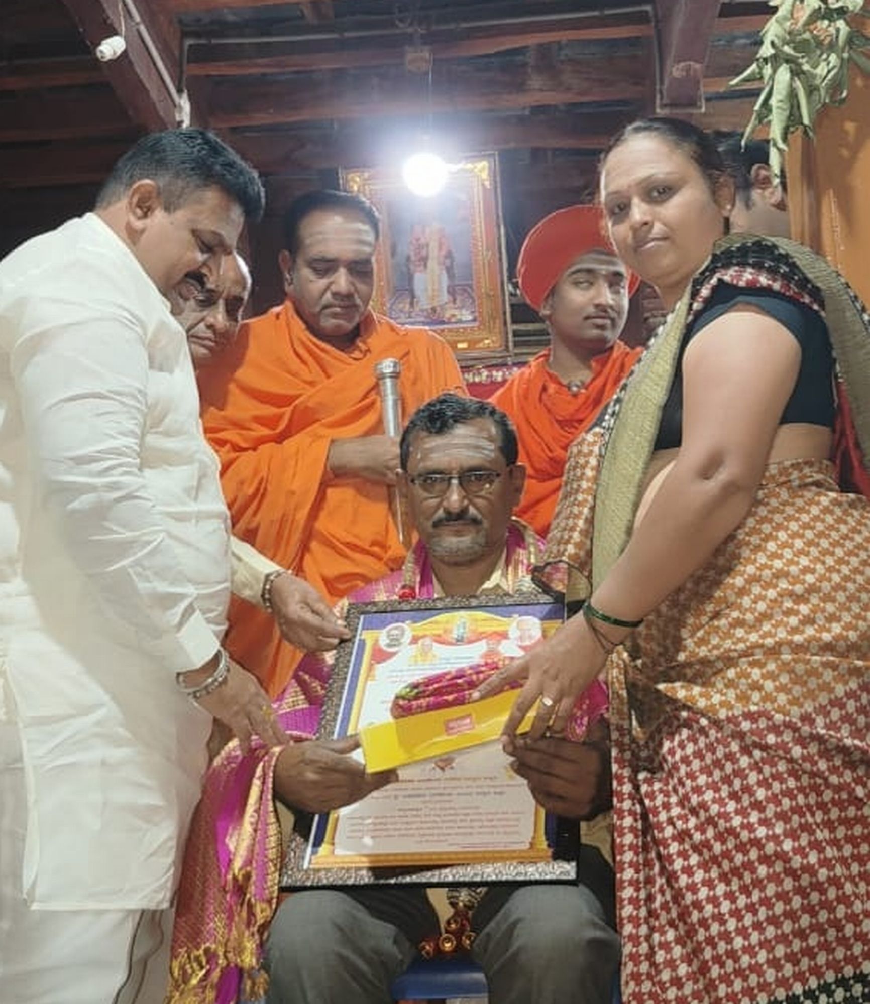 ಬಸವರಾಜ ಬುಡಕುಂಟಿ ಅವರಿಗೆ ಶಾಸಕ ದೊಡ್ಡನಗೌಡ ಪಾಟೀಲ ಪ್ರಶಸ್ತಿ ಪ್ರದಾನ ಮಾಡಿದರು 