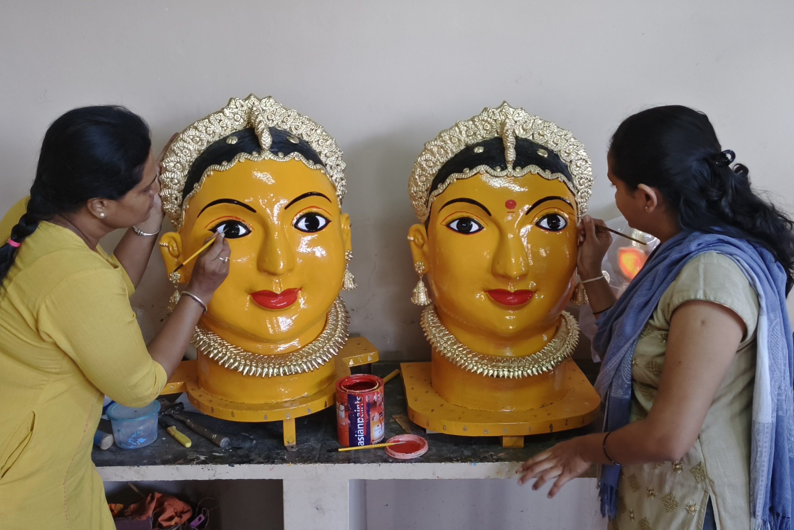 ಚಿಕ್ಕಮಗಳೂರಿನಲ್ಲಿ ಗೌರಮ್ಮ ಮೂರ್ತಿಗೆ ಅಂತಿಮ ರೂಪ ನೀಡಿದ ಕಲಾವಿದೆಯರು
