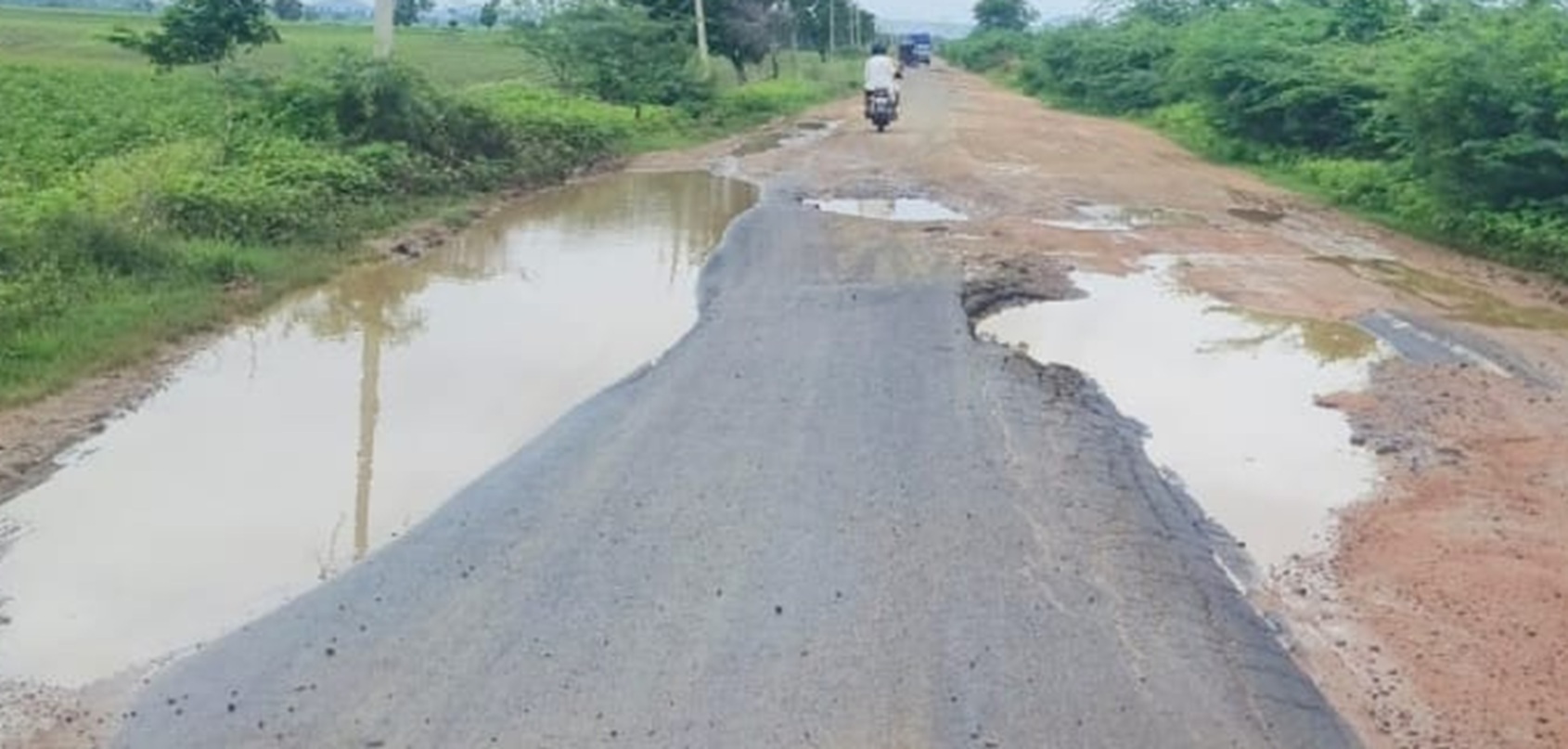 ಶಹಾಪುರ ತಾಲ್ಲೂಕಿನ ಶಿರವಾಳ ಗ್ರಾಮದ ಹದಗೆಟ್ಟಿರುವ ರಸ್ತೆ