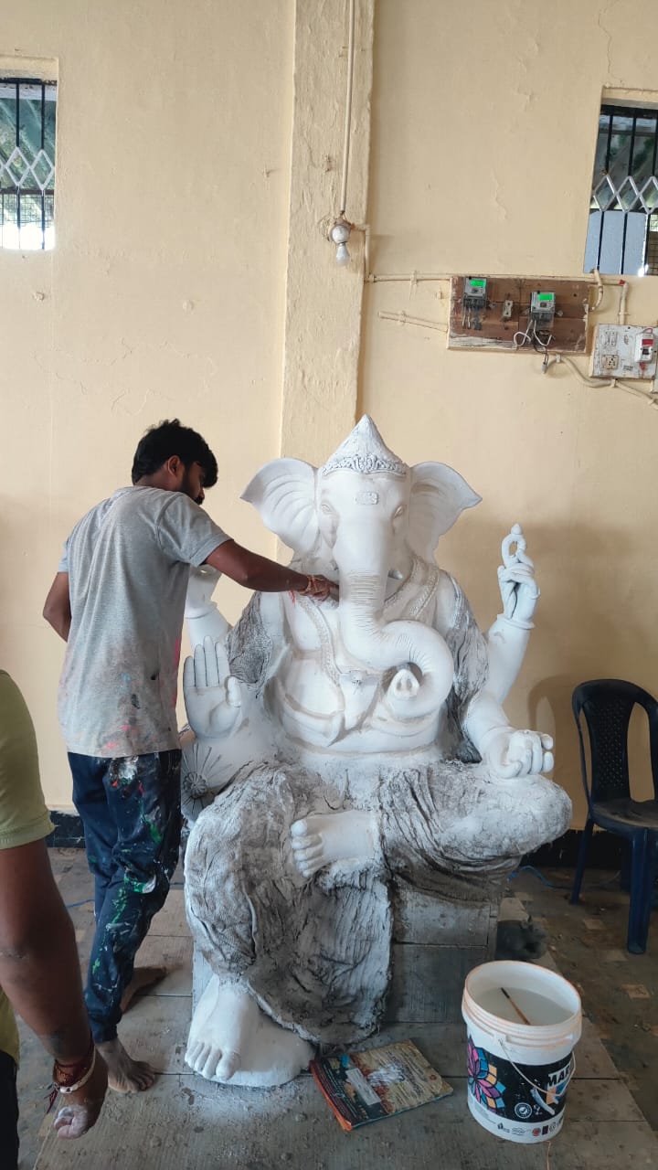 ನರಸಿಂಹರಾಜಪುರದಲ್ಲಿ ಗಣೇಶ ಮೂರ್ತಿ ತಯಾರಿಕೆ ಅಂತಿಮ ಹಂತದಲ್ಲಿರುವ ಕಲಾವಿದರು