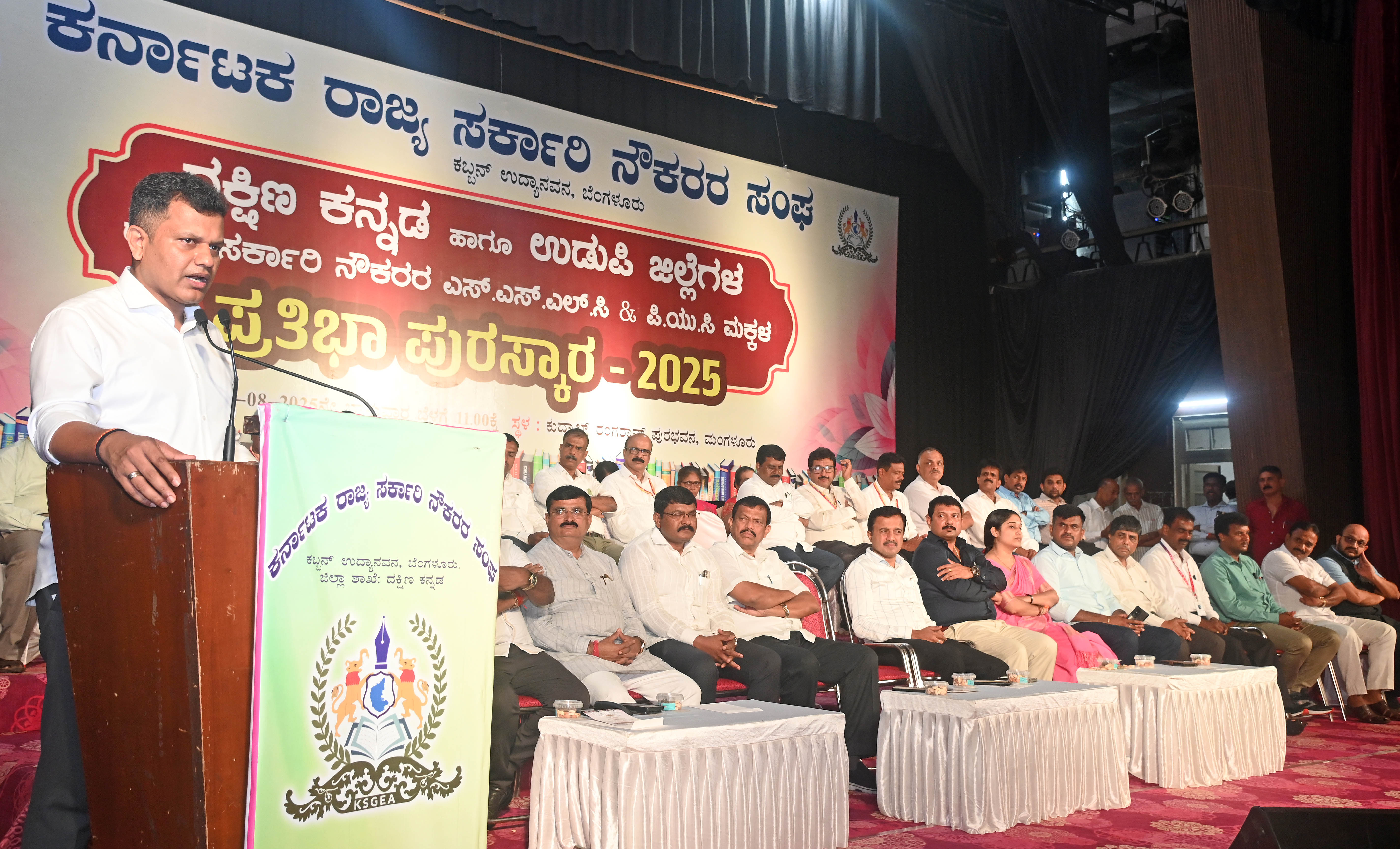 ಕರ್ನಾಟಕ ರಾಜ್ಯ ಸರಕಾರಿ ನೌಕರರ ಸಂಘದ ದಕ್ಷಿಣ ಕನ್ನಡ ಉಡುಪಿ ಘಟಕ ಆಯೋಜಿಸಿದ್ದ ಪಿಯುಸಿ ಎಸ್‌ಎಸ್‌ಎಲ್‌ಸಿ ವಿದ್ಯಾರ್ಥಿಗಳಿಗೆ ಪ್ರತಿಭಾ ಪುರಸ್ಕಾರ ಕಾರ್ಯಕ್ರಮದಲ್ಲಿ ಸಂಸದ ಕ್ಯಾಪ್ಟನ್ ಬ್ರಿಜೇಶ್ ಚೌಟ ಮಾತನಾಡಿದರು  ಪ್ರಜಾವಾಣಿ ಚಿತ್ರ
