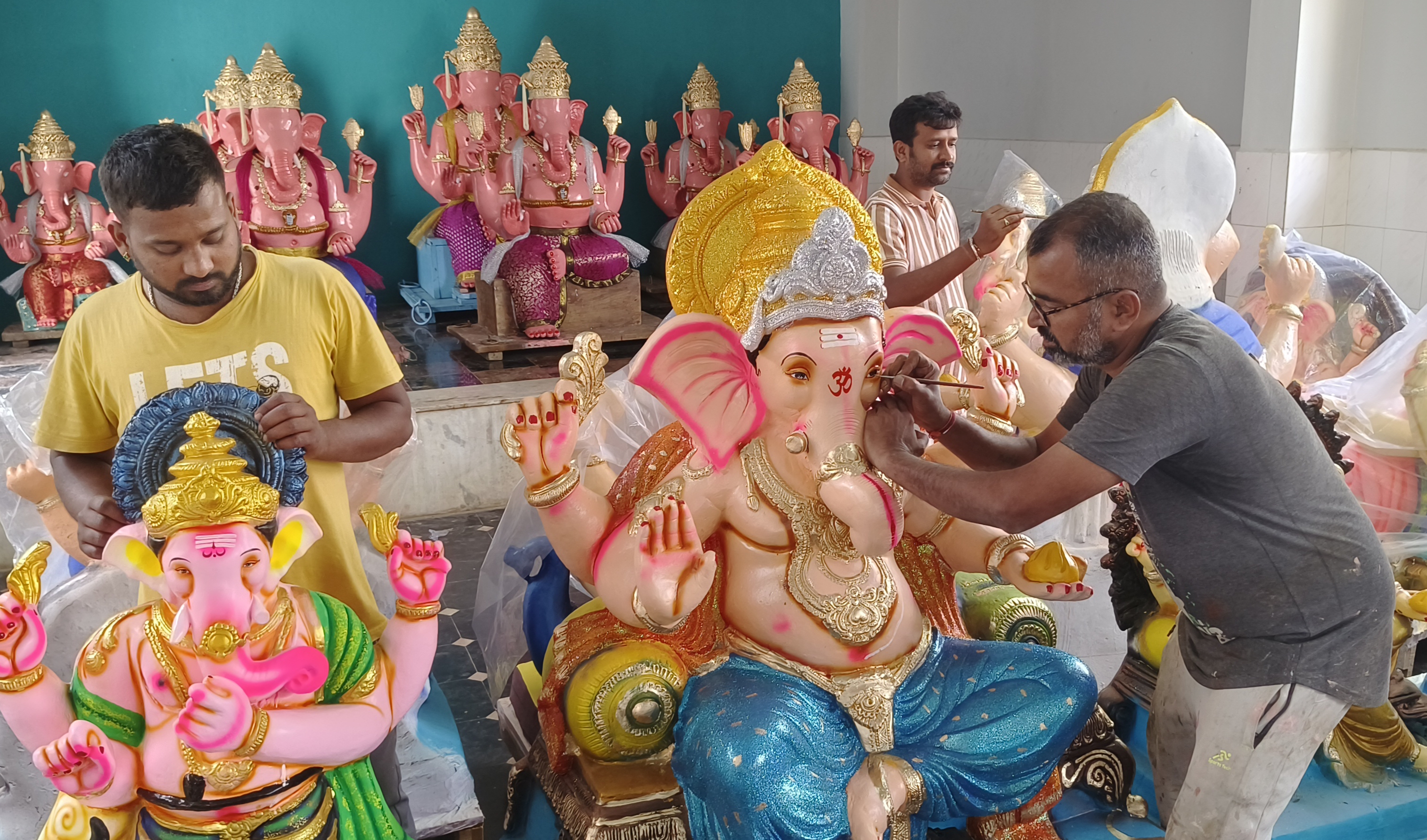 ಚಿಕ್ಕಮಗಳೂರಿನ ಕುಂಬಾರ ಬೀದಯಲ್ಲಿ ಗಣಪತಿ ಮೂರ್ತಿಗೆ ಅಂತಿಮ ರೂಪ ನೀಡಿದ ಕಲಾವಿದರು