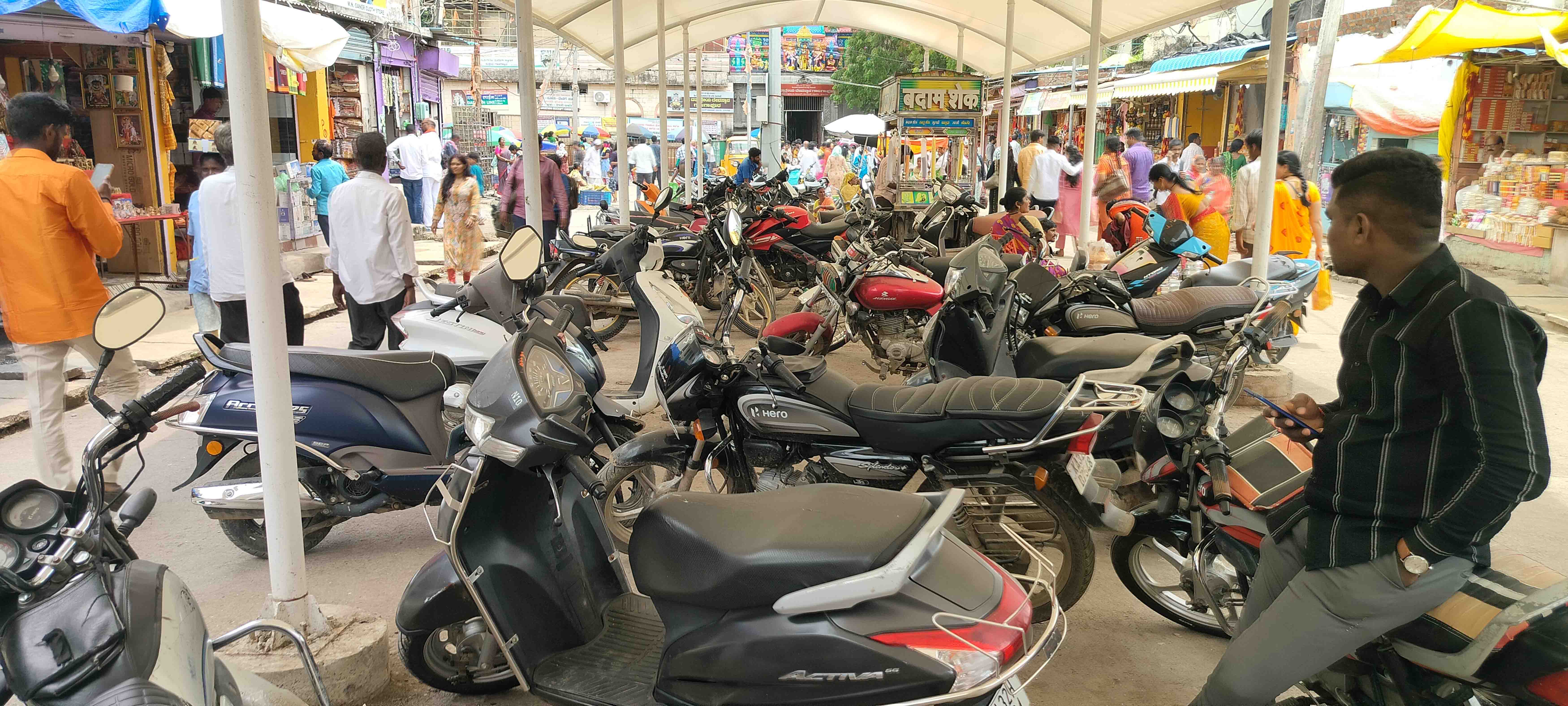 ಅಫಜಲಪುರ ತಾಲೂಕಿನ ಗಾಣಗಾಪುರ ದತ್ತಾತ್ರೇಯ ದೇವಸ್ಥಾನದ ಎದುರುಗಡೆ ವಾಹನಗಳು ನಿಲ್ಲಿಸಿರುವುದರಿಂದ ಯಾತ್ರಿಕರು ದರ್ಶನಕ್ಕಾಗಿ ಕಷ್ಟಪಡುವಂತಾಯಿತು